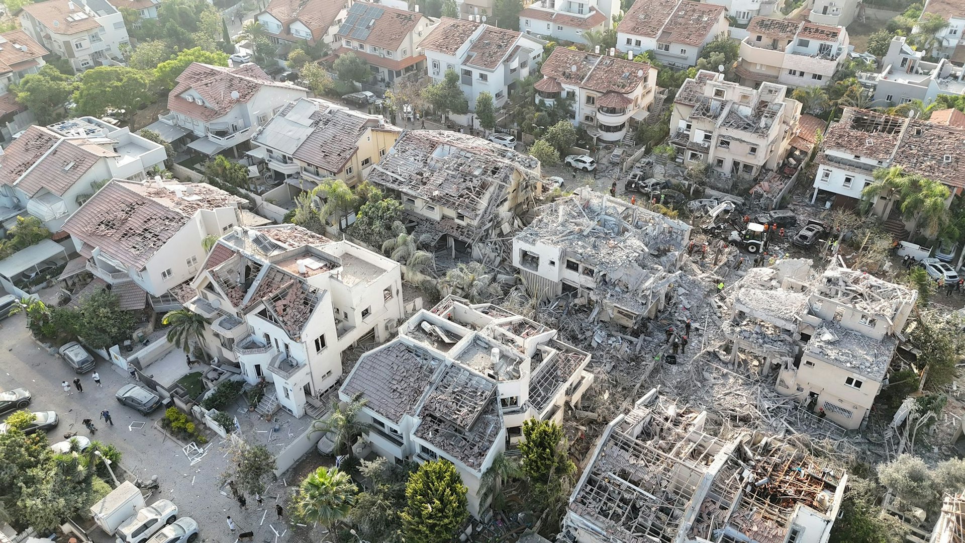 2025年6月14日,伊朗反擊後,以色列一方公開航拍畫面,顯示特拉維夫附近城市里雄萊錫安(Rishon LeZion)情況,可見多間房屋損毀。(Rishon Lezion Municipality drone team) 2025年6月14日,伊朗反擊後,以色列一方公開航拍畫面,顯示特拉維夫附近城市里雄萊錫安(Rishon LeZion)情況,可見多間房屋損毀。(Rishon Lezion Municipality drone team)