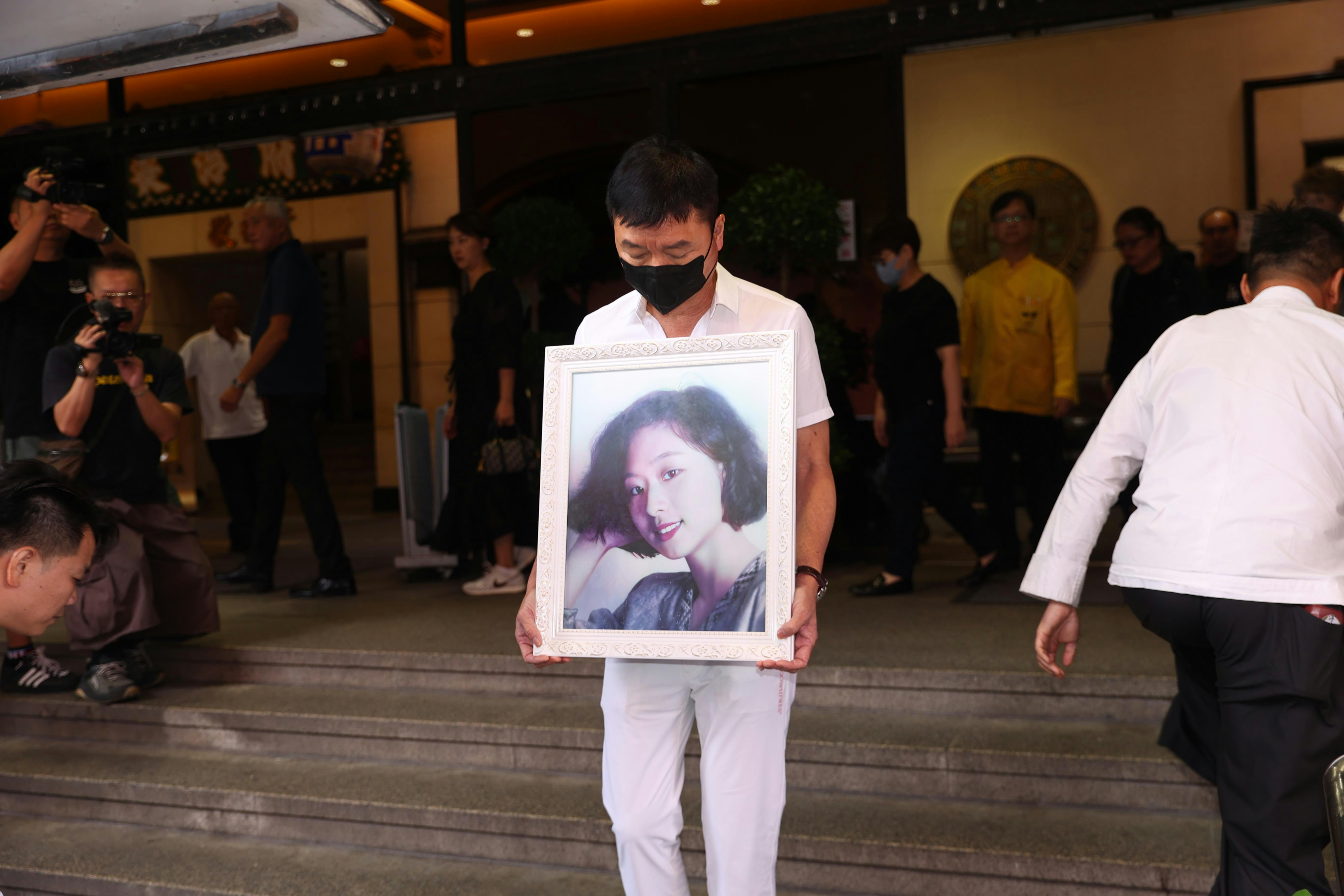 艾威太太出殯丨艾威手捧遺照陪伴愛妻最後一程