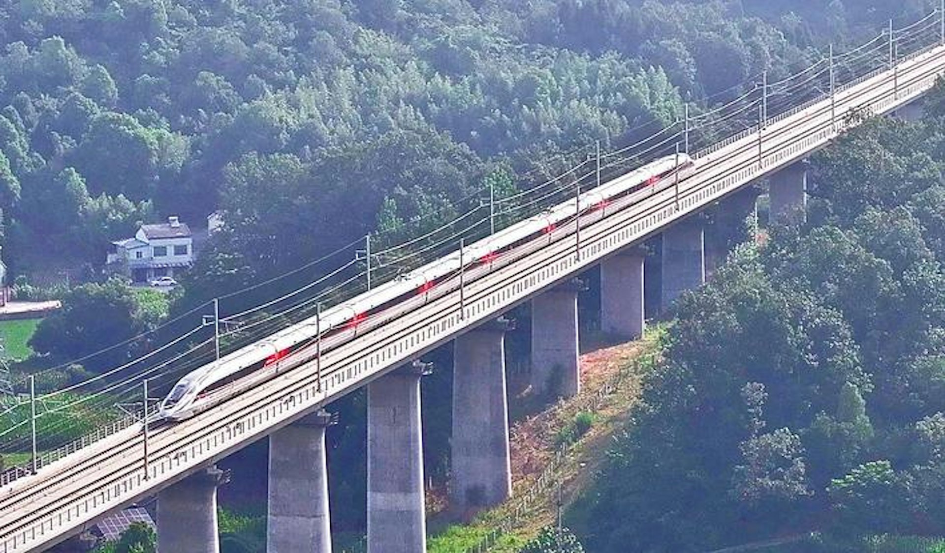CR450動車組近日在湖北省試跑。(《湖北日報》) CR450動車組近日在湖北省試跑。(《湖北日報》)