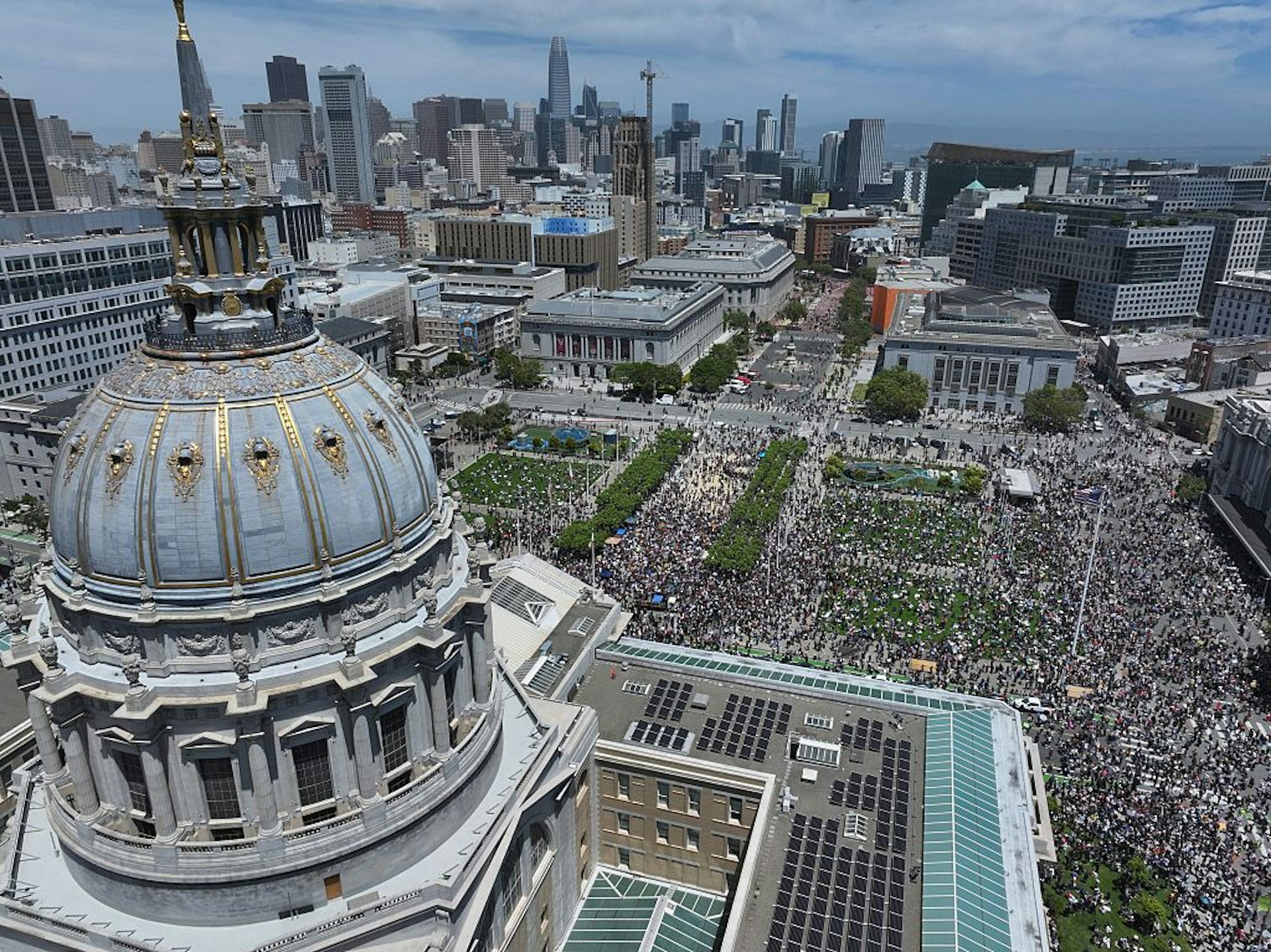 2025年6月14日,在加州三藩市參加反特朗普集會的民眾,現場人山人海(Getty)