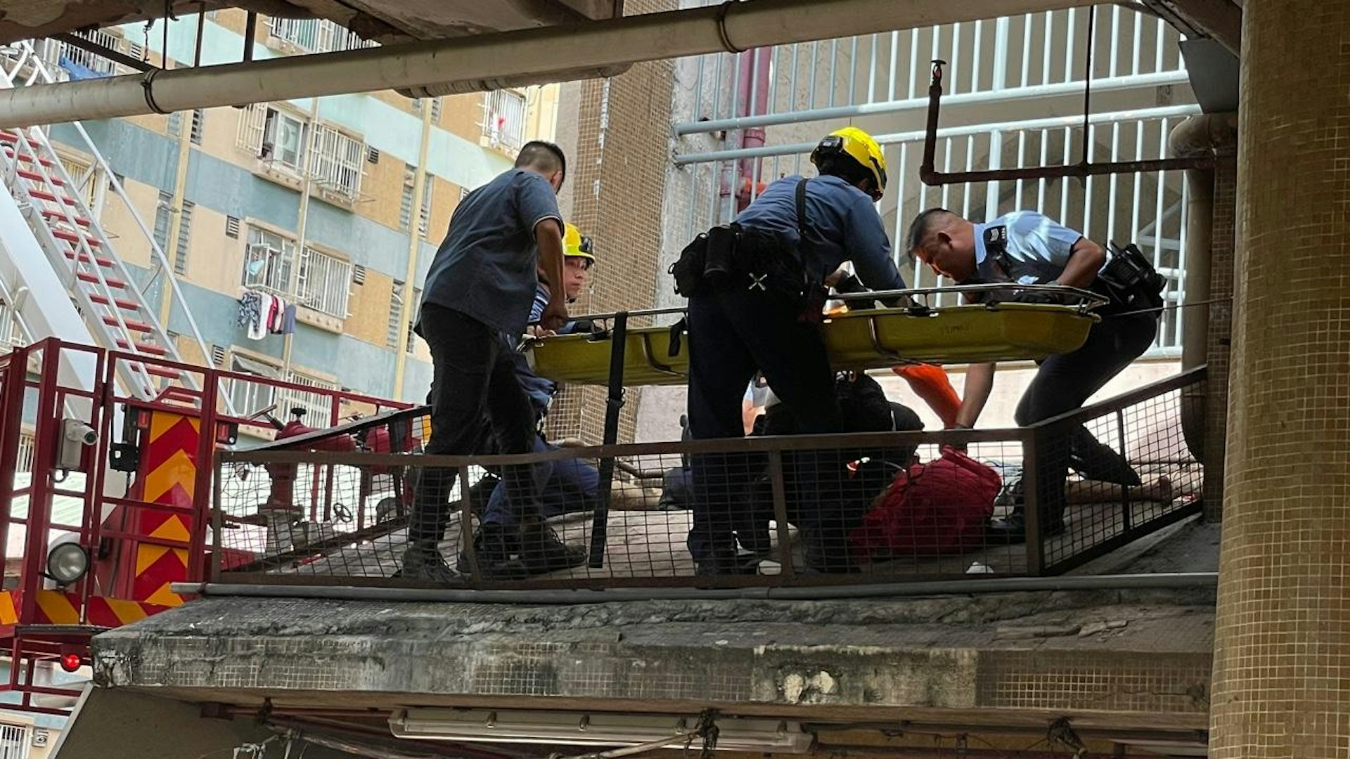 警方及救護車接報到場,發現一名年約30多歲的男子倒臥在地,懷疑於高處墮下,他尚有呼吸及脈脈,救護員當場對其進行急救。(香港01記者攝) 警方及救護車接報到場,發現一名年約30多歲的男子倒臥在地,懷疑於高處墮下,他尚有呼吸及脈脈,救護員當場對其進行急救。(香港01記者攝)