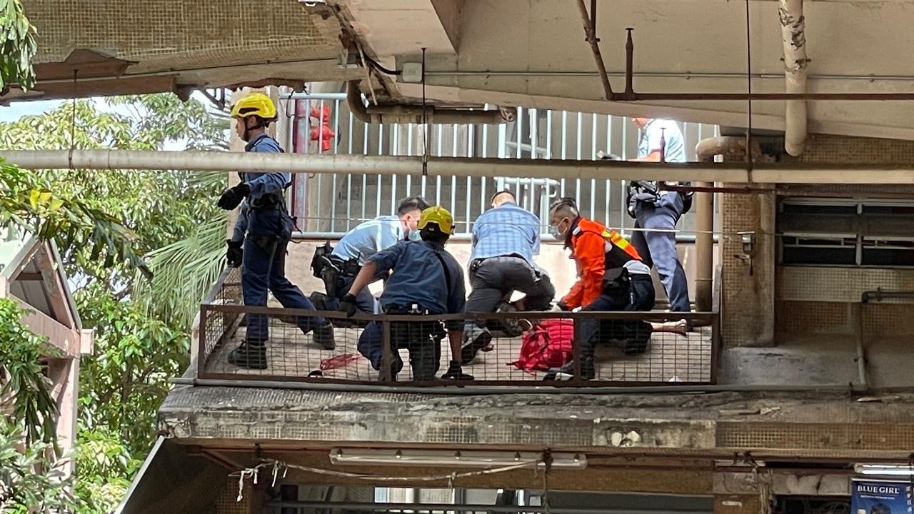 珍惜生命|彩園邨男子危站欄杆後墮樓 送院後不治 珍惜生命|彩園邨男子危站欄杆後墮樓 送院後不治