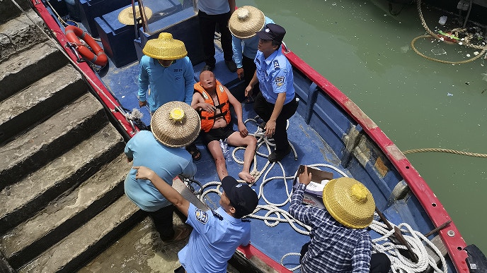 父子海南岸邊遊玩突被巨浪捲走 靠救生衣漂流26小時到廣東終獲救