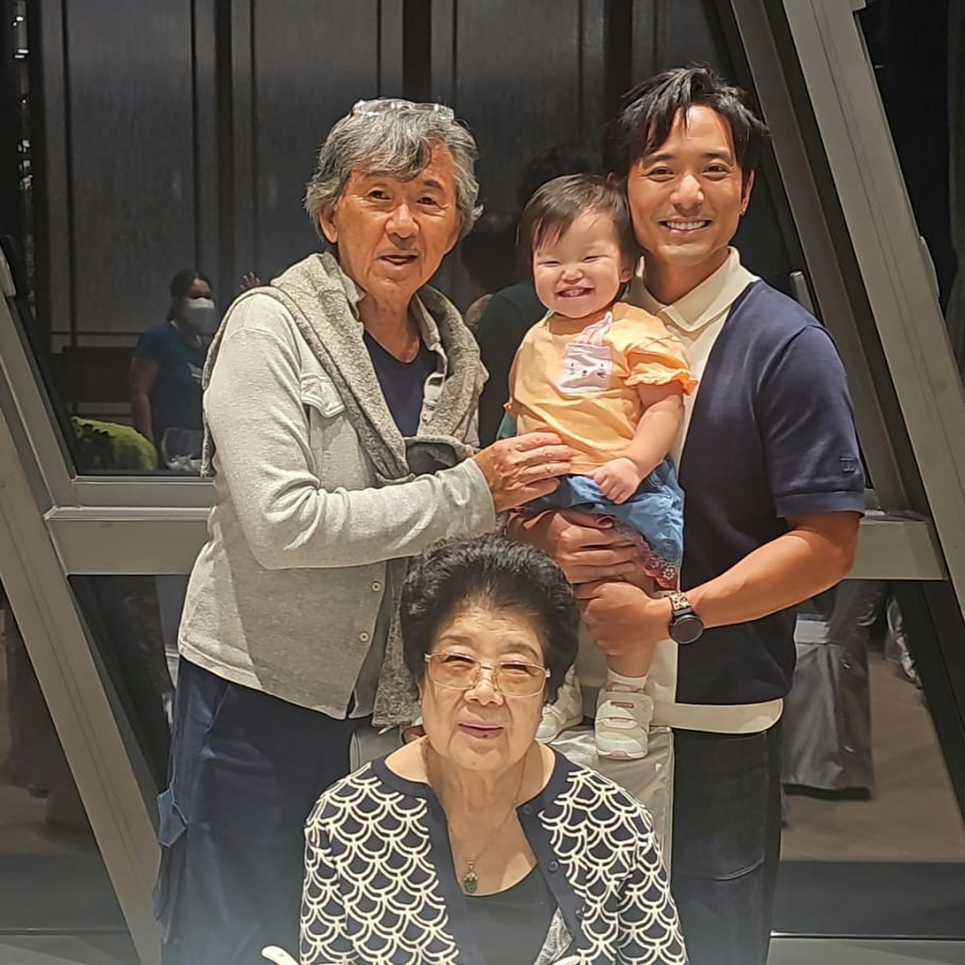 林子祥与林德信家人食饭。