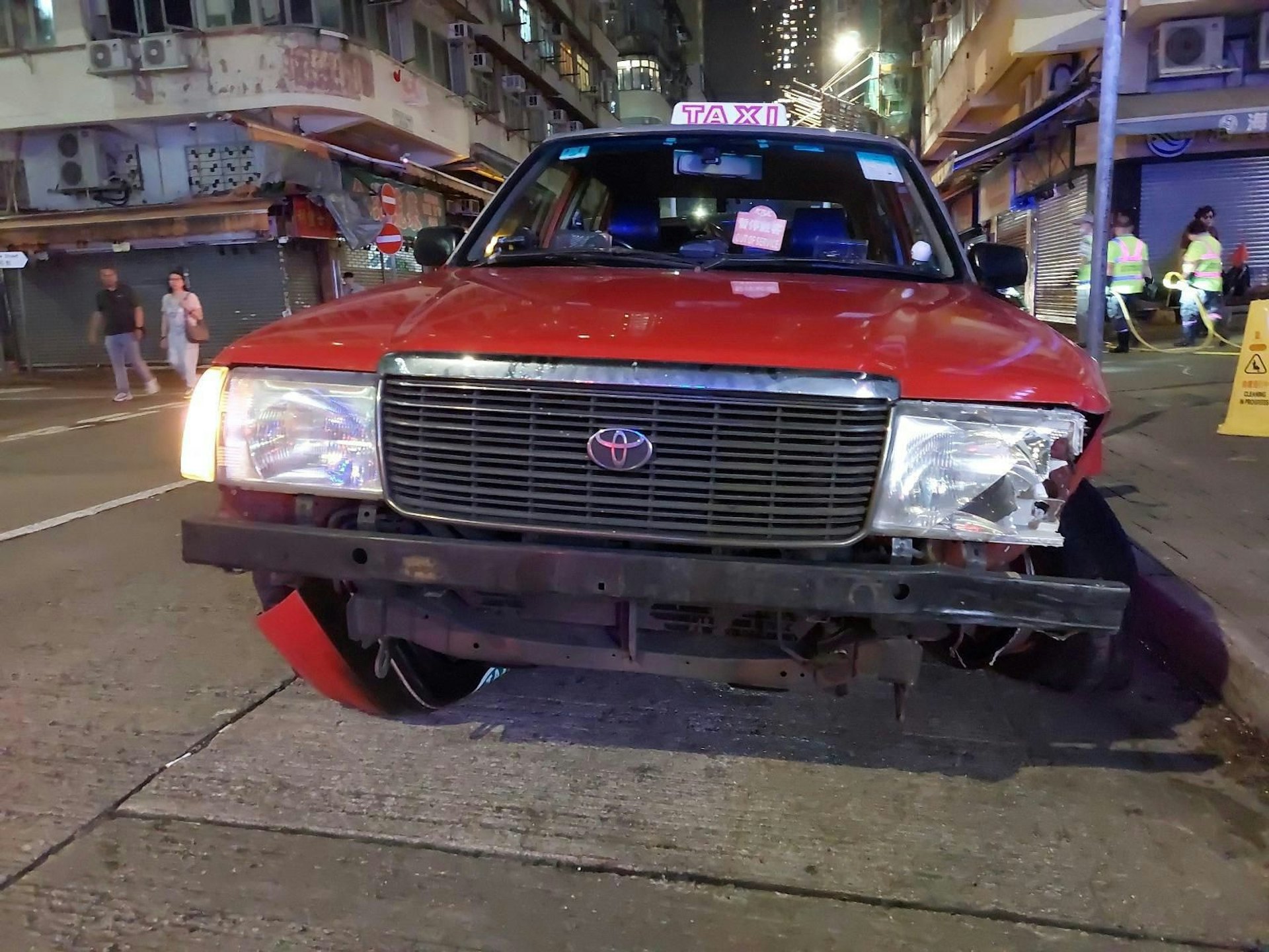 涉事的士車頭損毀。 涉事的士車頭損毀。
