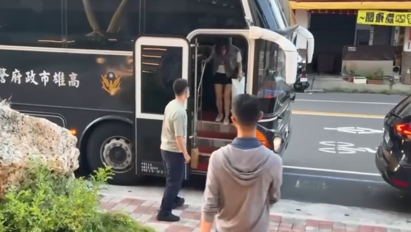 以為是美女荷官！台警搗非法賭場噴血短裙辣妹成焦點身份曝光