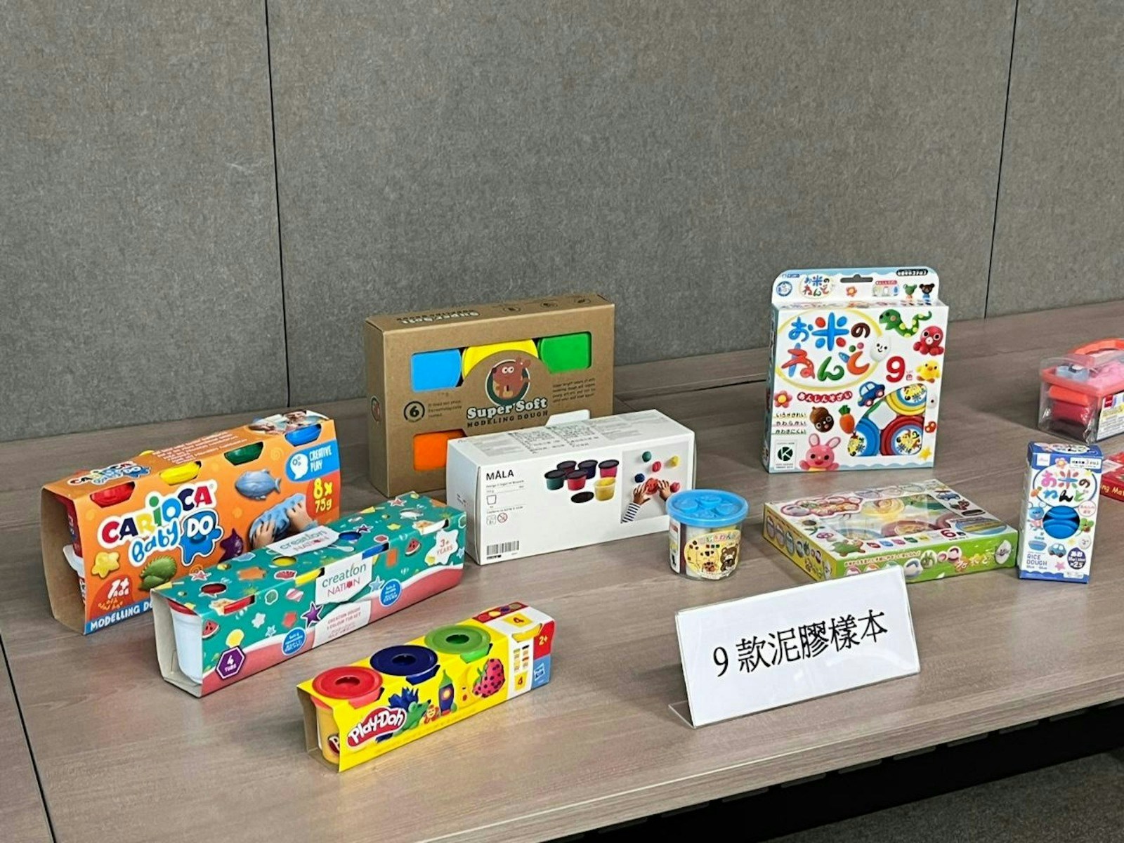 消委會測試了市面上15款泥膠及黏土玩具，發現3款樣本含有可致敏防腐劑，檢出量均高於歐盟標準上限。(馮譪怡 攝)