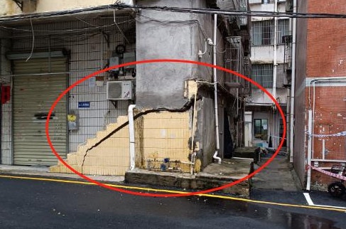 深圳龍崗城中村自建樓突牆體開裂 地基疑出現下沉 居民緊急疏散