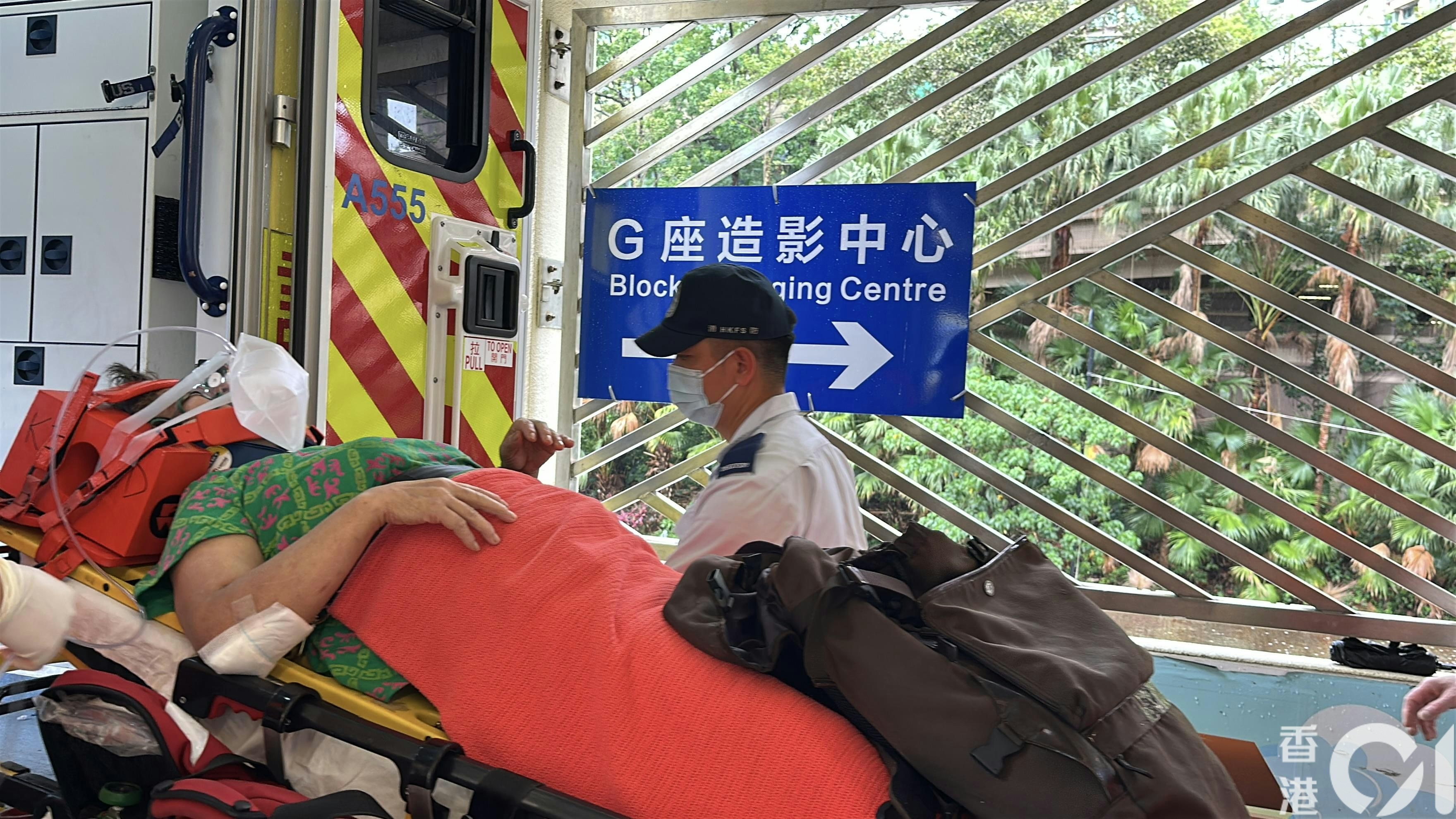 女事主手腳擦傷，清醒被送往伊利沙伯醫院治理。(黃煦緻攝)