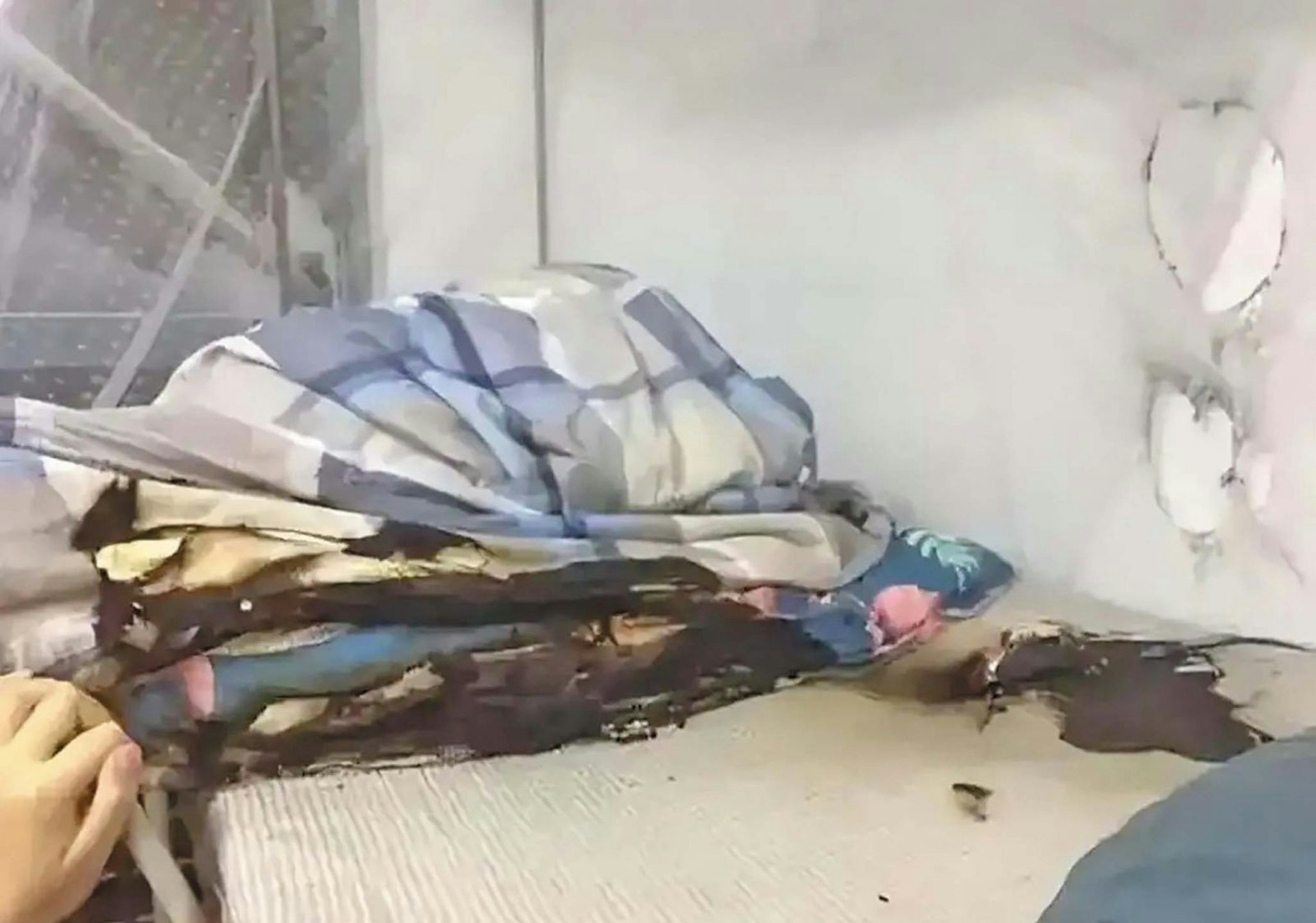 之前曾發現自燃事件,把床舖都燒毀 之前曾發現自燃事件,把床舖都燒毀