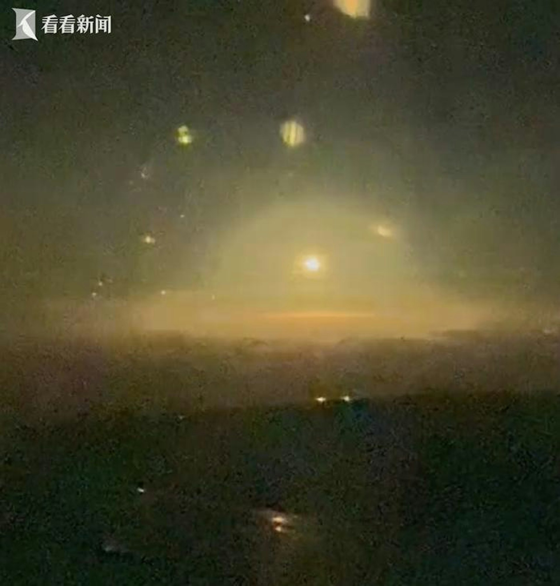 有中國網友發影片稱,在乘坐飛機時目擊了導彈在以色列上空飛行的場景。(《看看新聞》) 有中國網友發影片稱,在乘坐飛機時目擊了導彈在以色列上空飛行的場景。(《看看新聞》)