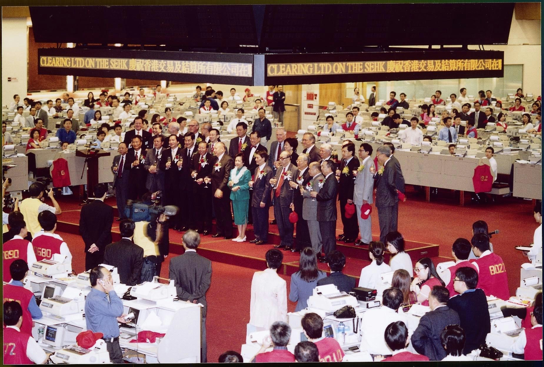 香港交易所於2000年上市當日盛況。