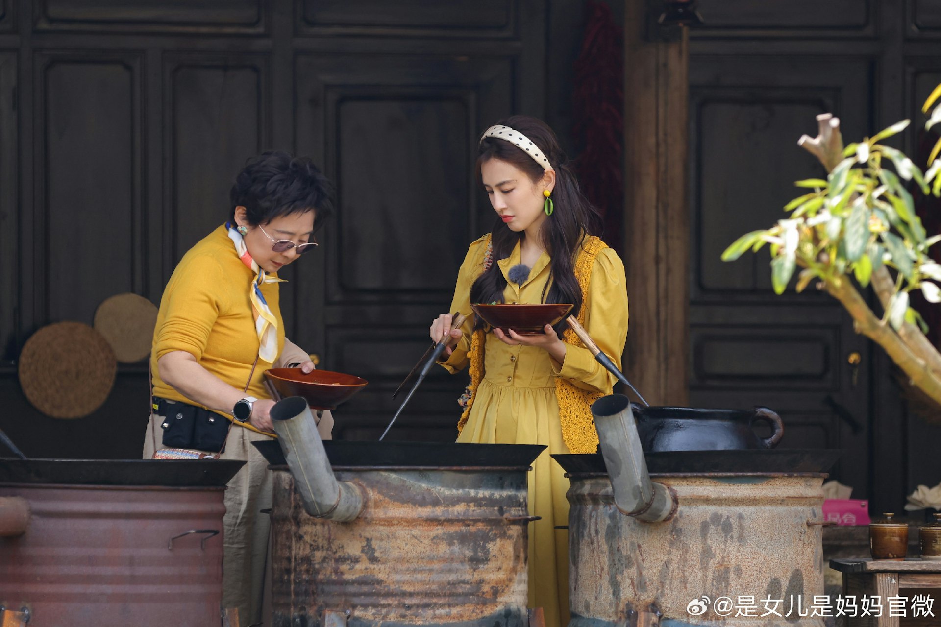 黃聖依帶同媽媽一起參加節目。(《是女兒是媽媽2》微博圖片) 黃聖依帶同媽媽一起參加節目。(《是女兒是媽媽2》微博圖片)