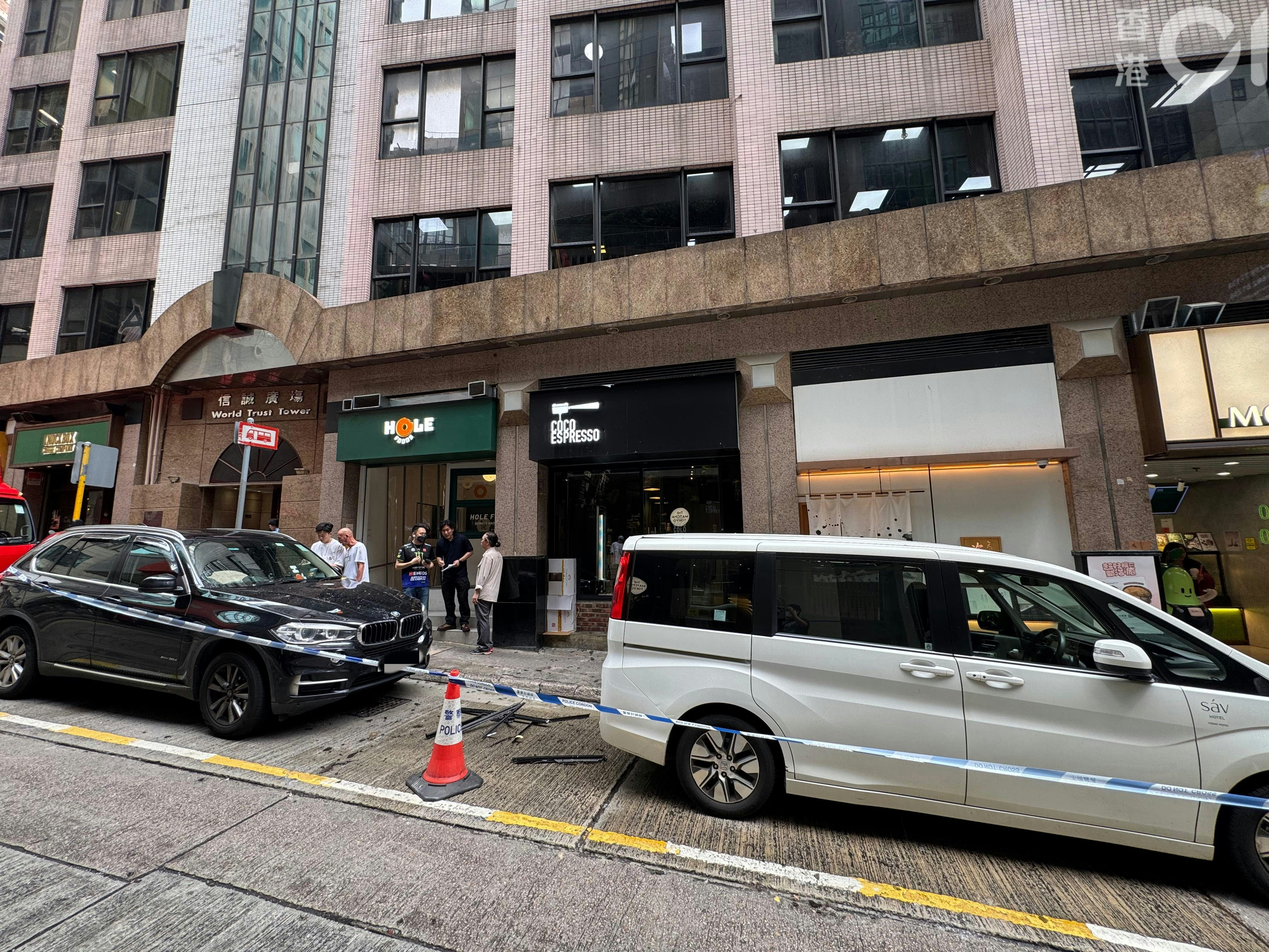 有鋁窗從士丹利街50號一商廈單位墮下，碎片擊中路邊3輛私家車。