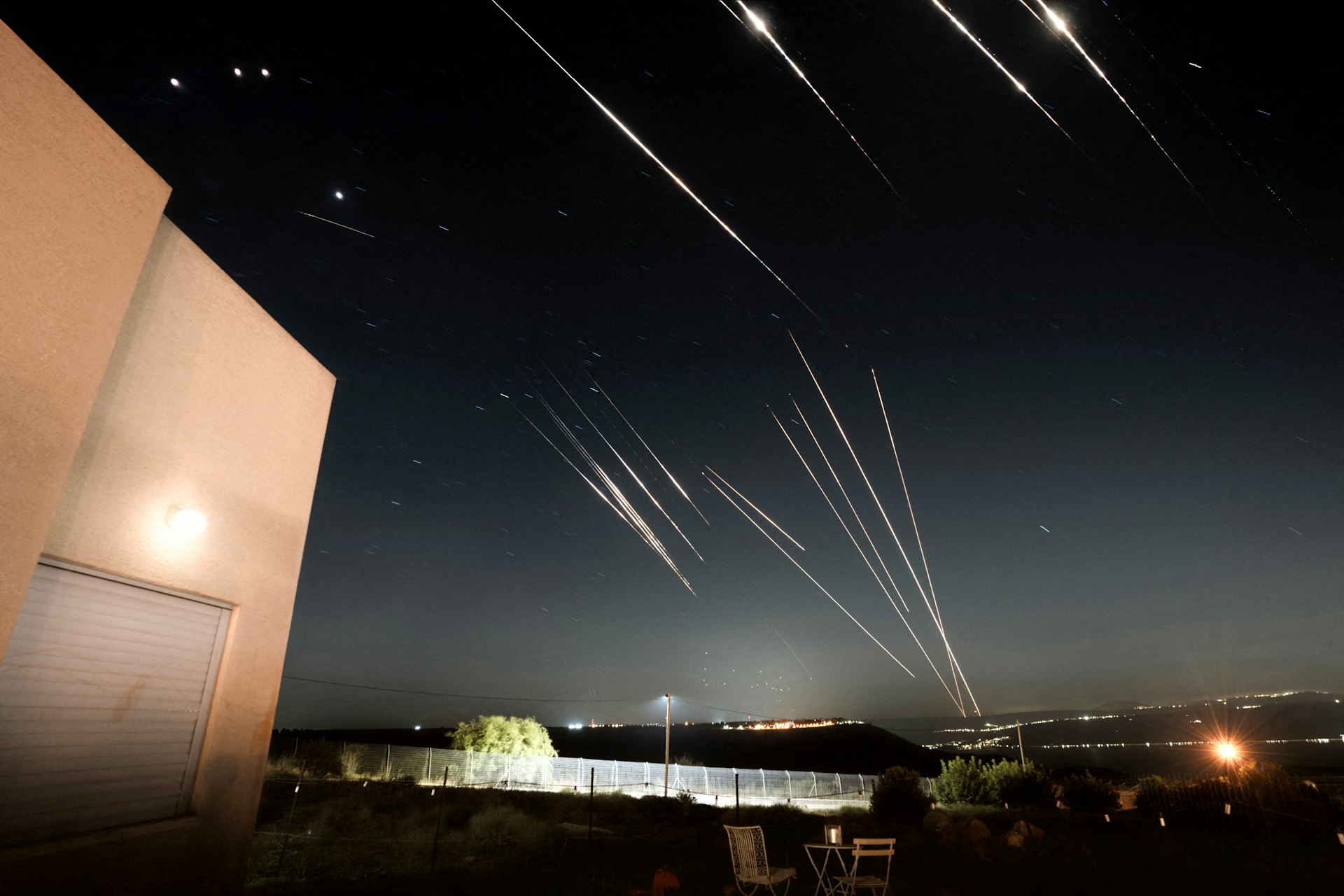 2025年6月18日,圖為以色列佔據的戈蘭高地上可見伊朗向以色列發射的導彈正被攔截。(Reuters)