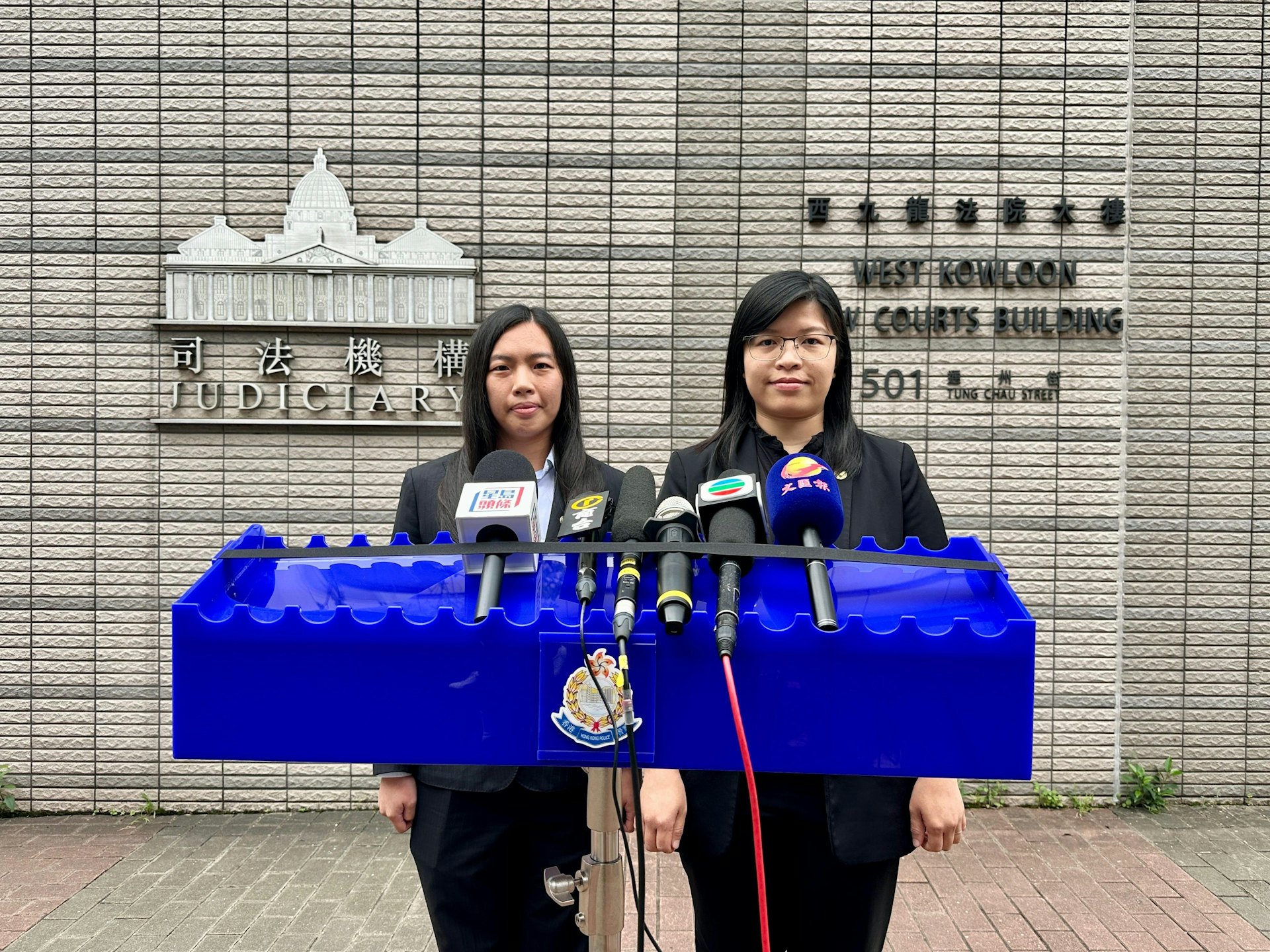 財富情報及調查科督察陳旭瀅(左)及申文燕高級督察(右)今午交代案情。 財富情報及調查科督察陳旭瀅(左)及申文燕高級督察(右)今午交代案情。