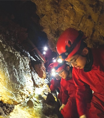 同學在加拿大交流團中進行極地探險。（賽馬會萬鈞毅智書院提供圖片）