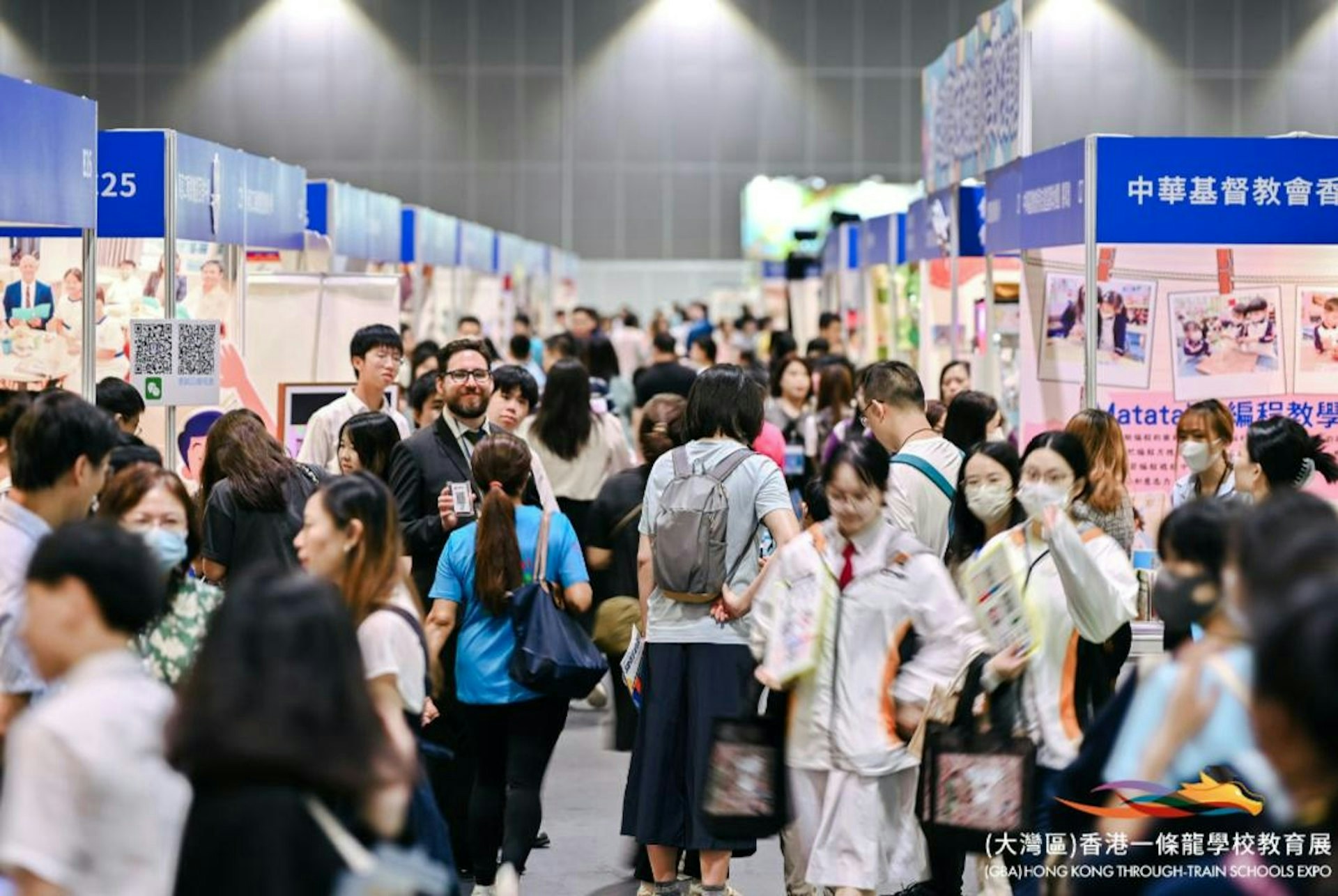 由STEM PLUS、香港島校長聯會、及新界校長會主辦的第二屆「（大灣區）香港一條龍學校教育展」即將於7月4日至6日期間，假亞洲國際博覽館3號及6號館舉行，現場將有逾220間幼稚園、小學、中學及高等院校參展。圖為上屆展覽照片。（資料圖片）