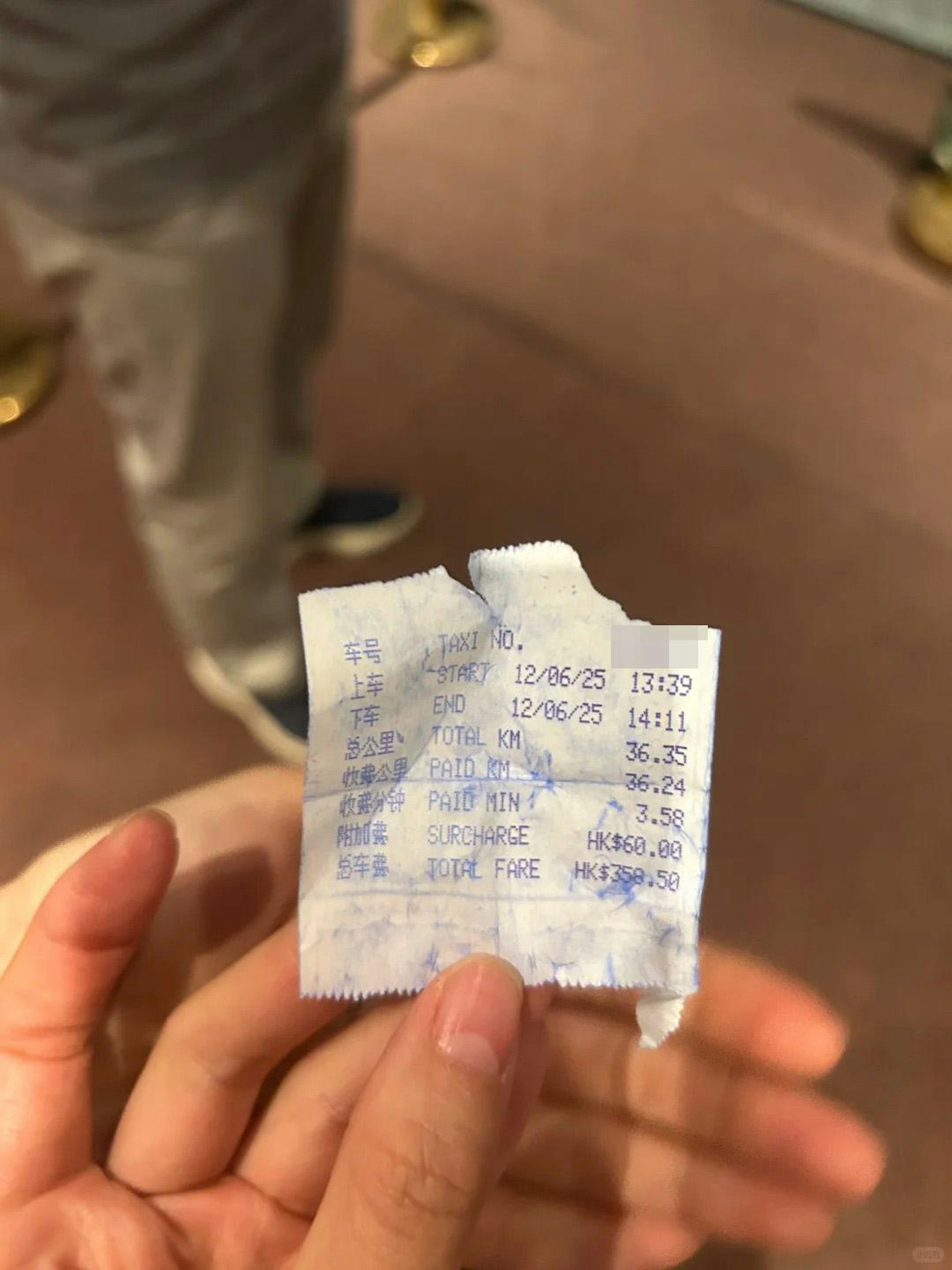 有內地遊客稱日前來港坐的士,誤將4,000元當成400元使用去繳付358.5元車費。(小紅書)