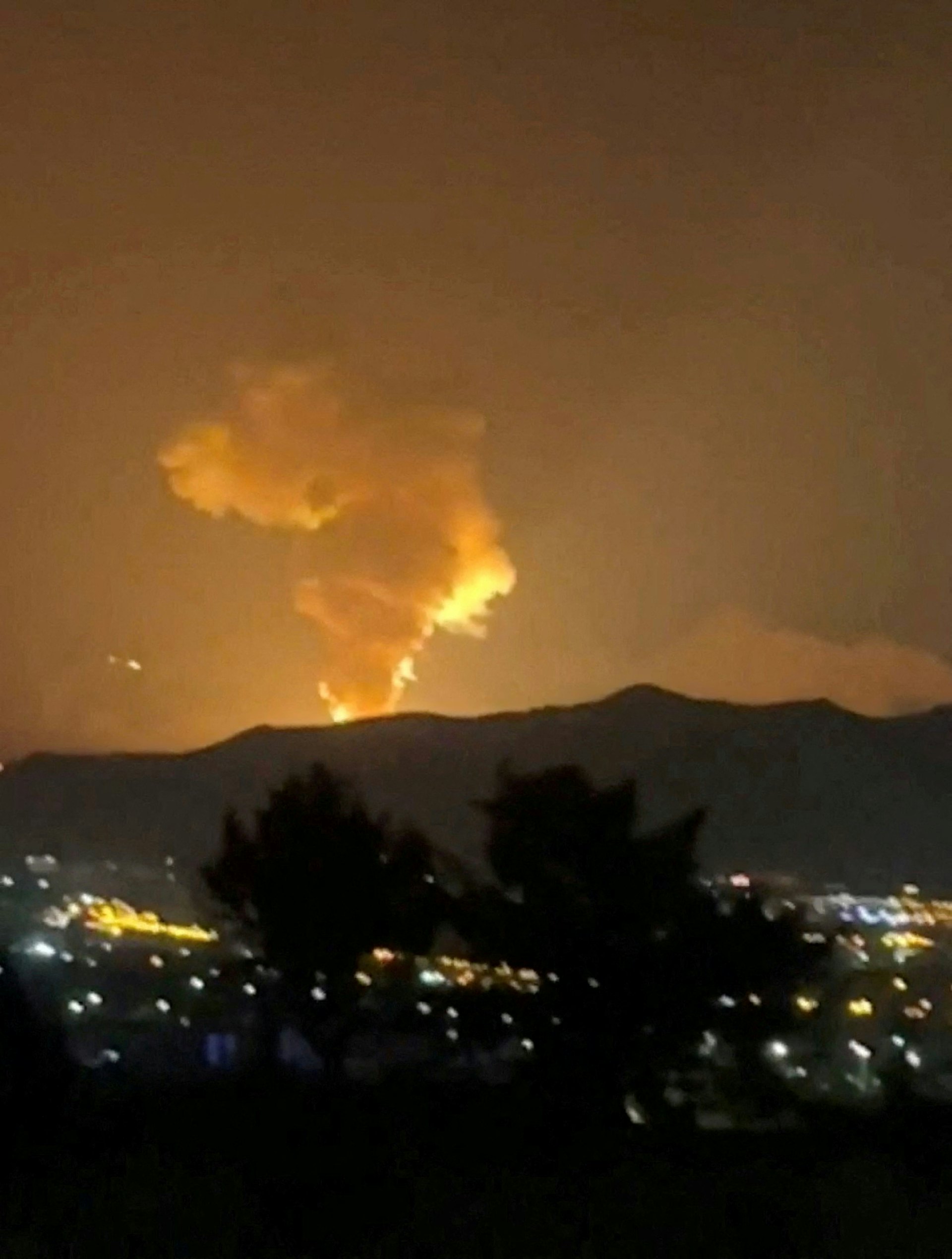 以色列軍方2025年6月18日繼續空襲伊朗多地,圖為位於德黑蘭附近的科吉爾(Khojir)冒煙(Social Media/via REUTERS) 以色列軍方2025年6月18日繼續空襲伊朗多地,圖為位於德黑蘭附近的科吉爾(Khojir)冒煙(Social Media/via REUTERS)