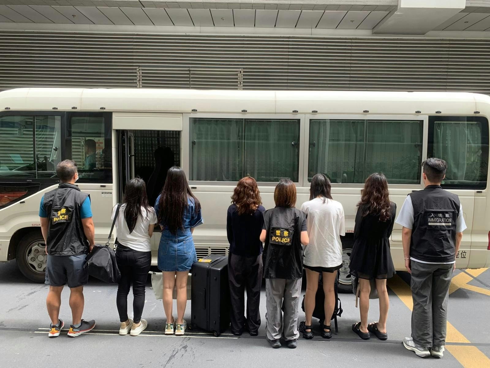 行動中，警方共拘捕7名年齡介乎32歲至40歲的內地女子，涉嫌「違反逗留條件」。（警方提供）