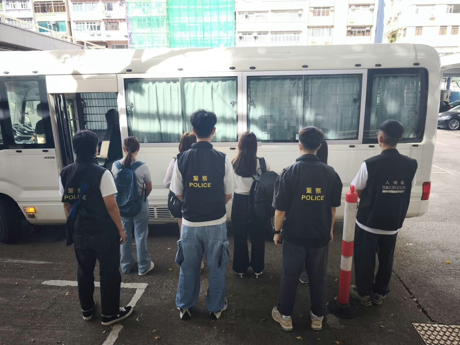 執法人員拘捕涉案女子。（警方提供）