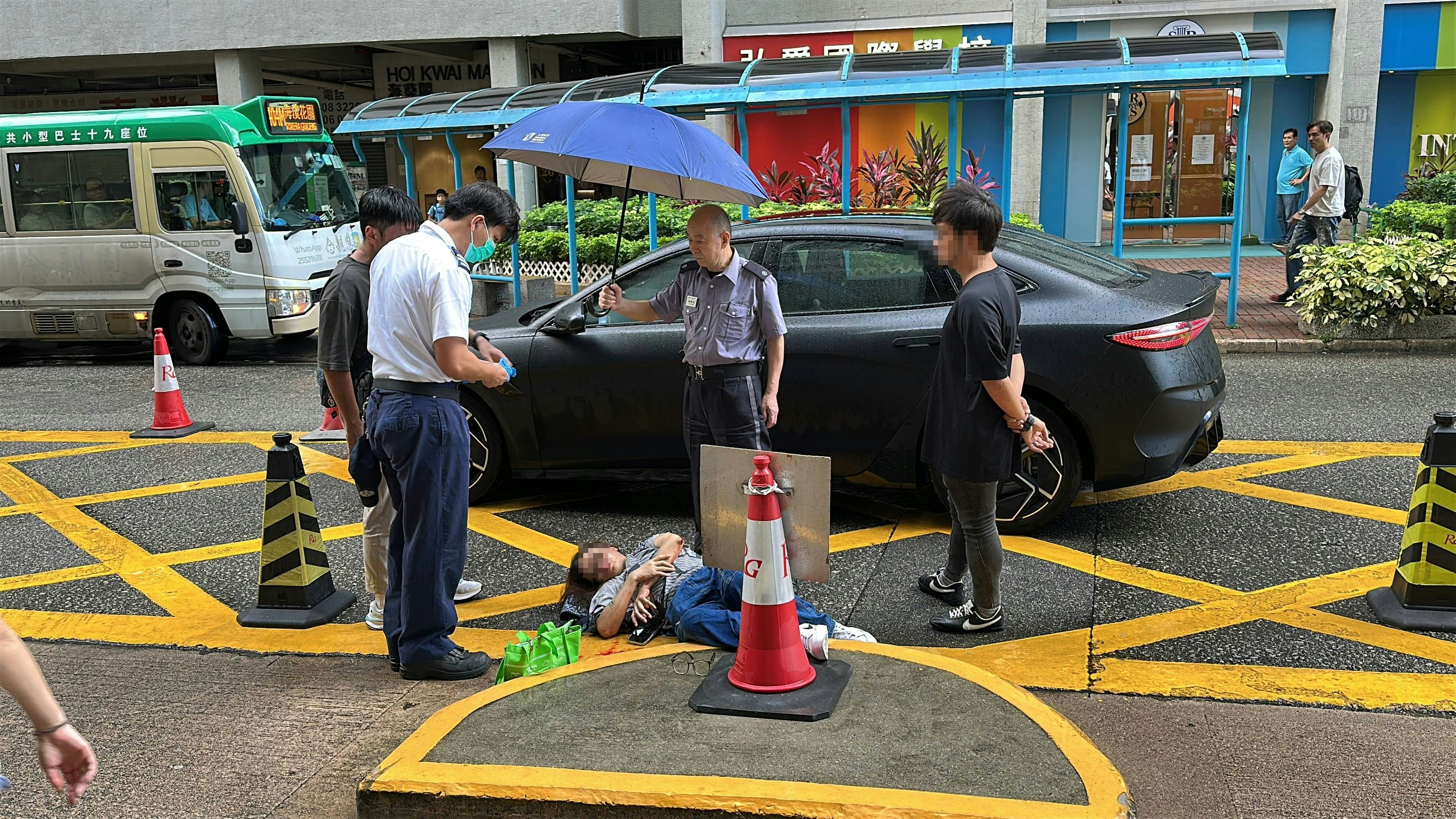 荃灣海濱花園比亞迪電動車撞女途人 眼腫擦傷手送院治理