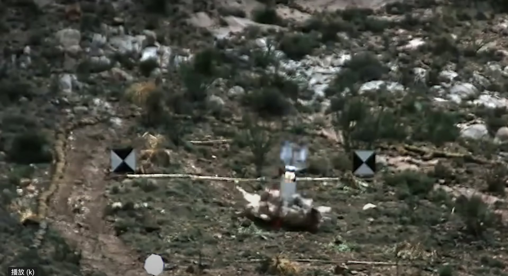 2025年6月19日,随着美国总统特朗普(Donald Trump)倾向部署美军打击伊朗的核设施,美方官员和专家皆表示,美军极有可能出动B-2轰炸机,投下重达30,000磅(约13.6吨)的「GBU-57巨型钻地弹」。 报道指,「钻地弹」是唯一能够摧毁位于福尔多(Fordo)地下核浓缩厂的武器。 图为网上影片,钻地弹击中目标瞬间。 (网络图片)