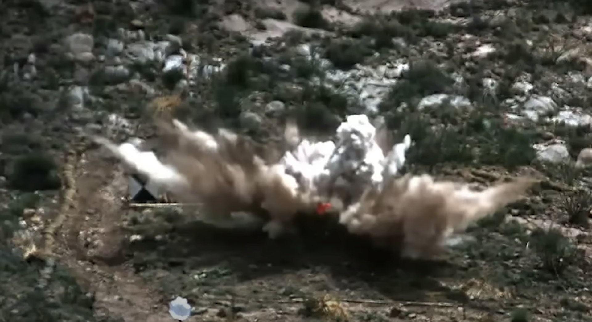 2025年6月19日,随着美国总统特朗普(Donald Trump)倾向部署美军打击伊朗的核设施,美方官员和专家皆表示,美军极有可能出动B-2轰炸机,投下重达30,000磅(约13.6吨)的「GBU-57巨型钻地弹」。 报道指,「钻地弹」是唯一能够摧毁位于福尔多(Fordo)地下核浓缩厂的武器。 图为网上影片,钻地弹击中目标瞬间。 (网络图片)