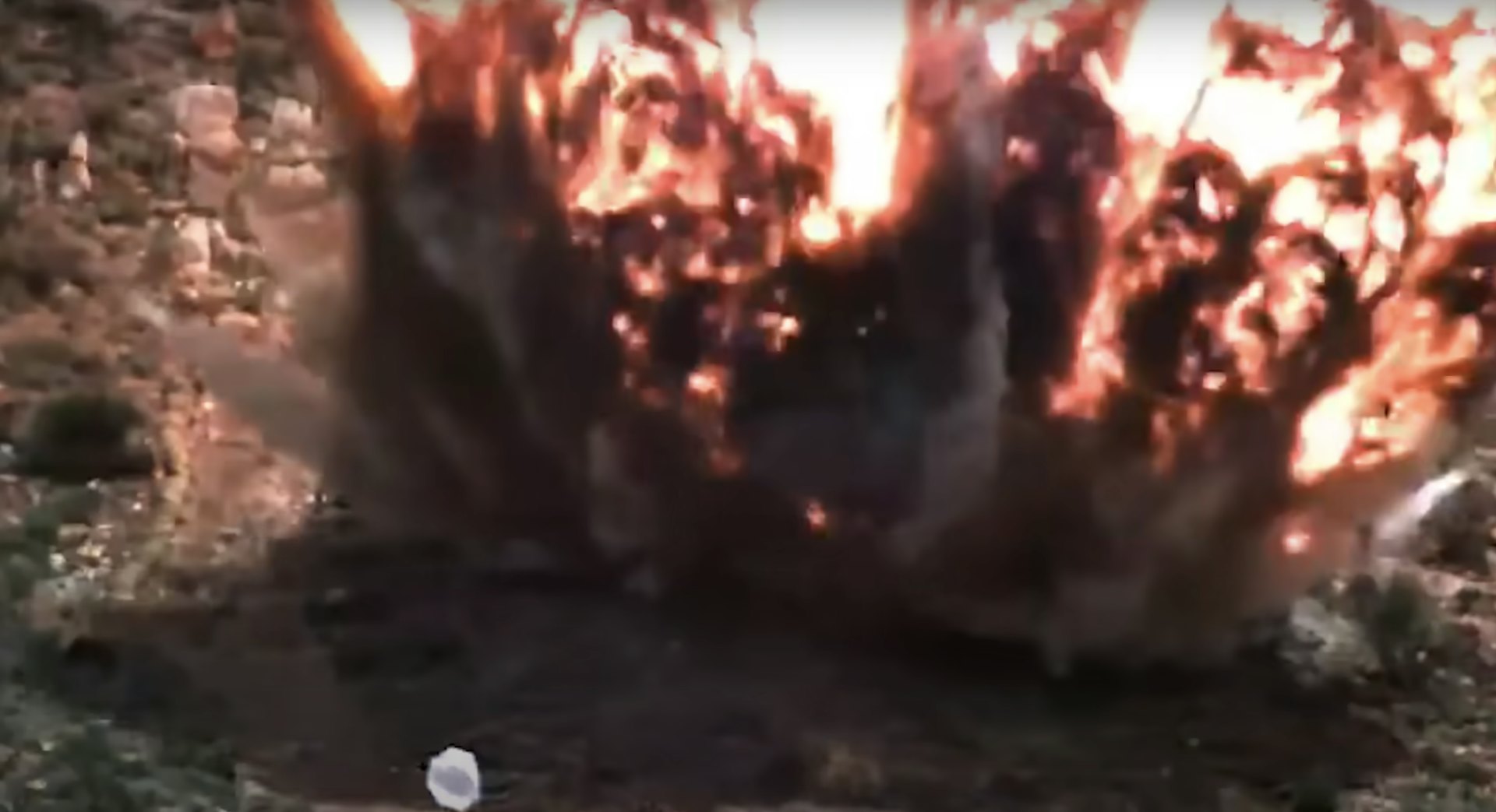 2025年6月19日,随着美国总统特朗普(Donald Trump)倾向部署美军打击伊朗的核设施,美方官员和专家皆表示,美军极有可能出动B-2轰炸机,投下重达30,000磅(约13.6吨)的「GBU-57巨型钻地弹」。 报道指,「钻地弹」是唯一能够摧毁位于福尔多(Fordo)地下核浓缩厂的武器。 图为网上影片,钻地弹击中目标瞬间。 (网络图片)