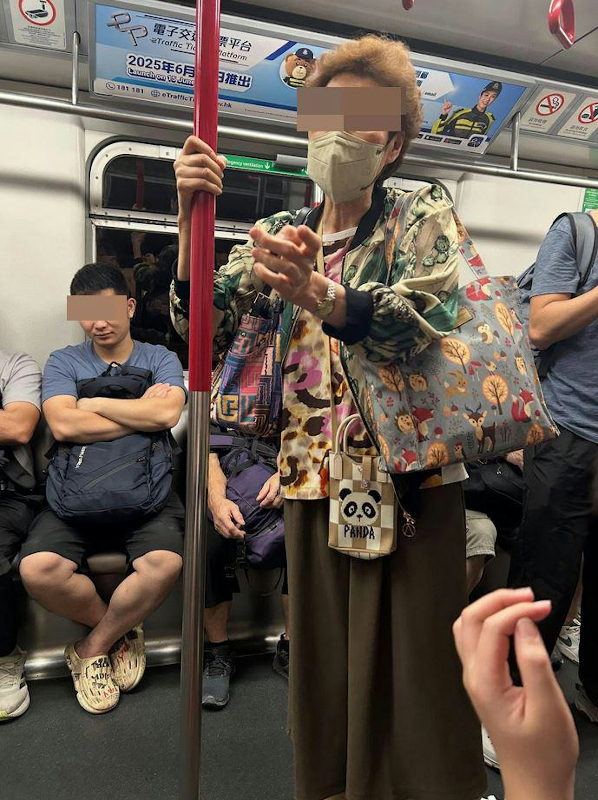 樓主坐在「非關愛座」的普通座位,詎料有1名阿婆不斷拍她的隻手要求讓座。(waya_little_things/Threads)