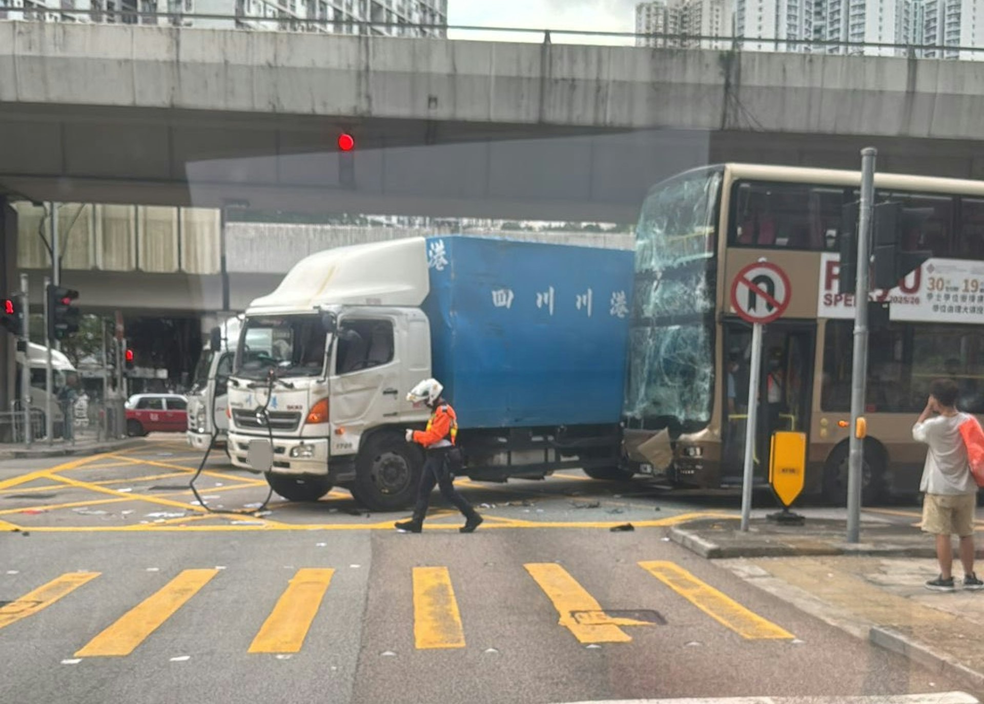 一輛貨車與一輛九巴在葵涌道與葵安道交界相撞。(Bosco Chu圖片) 一輛貨車與一輛九巴在葵涌道與葵安道交界相撞。(Bosco Chu圖片)