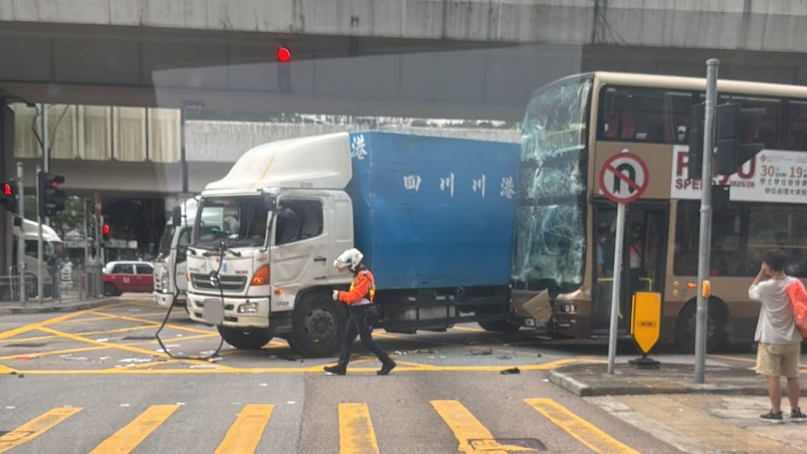 葵涌道貨車與九巴相撞 58M巴士擋風玻璃碎裂 9人受傷 葵涌道貨車與九巴相撞 58M巴士擋風玻璃碎裂 9人受傷