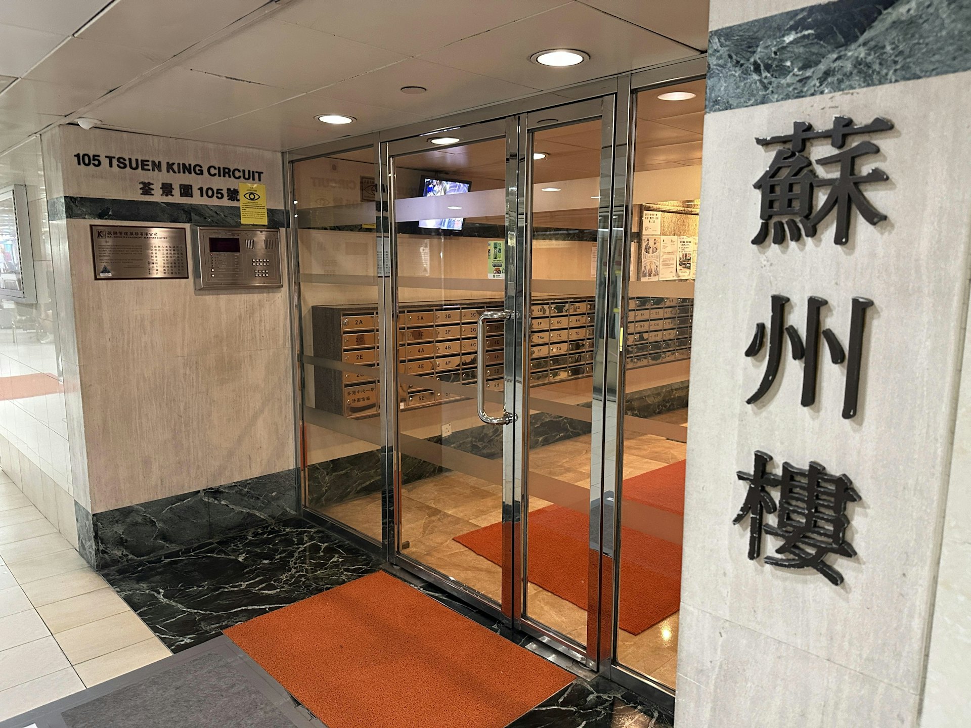 一名中年女子由高處墮下,跌在平台。(黃學潤攝) 一名中年女子由高處墮下,跌在平台。(黃學潤攝)