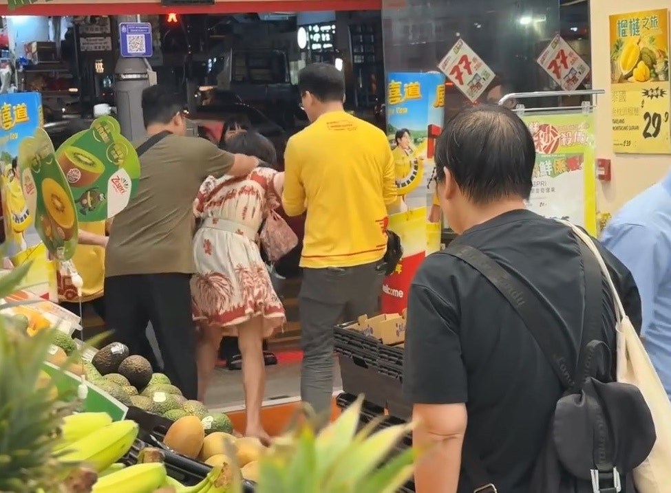 3人互相拉扯，期間男職員曾多次呼喝及大力推撞。（Gordon Chan / 香港突發事故報料區 影片截圖）