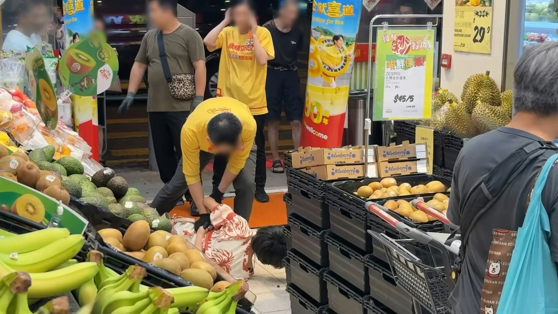 混亂間疑犯再度倒地。(Gordon Chan / 香港突發事故報料區 影片截圖)