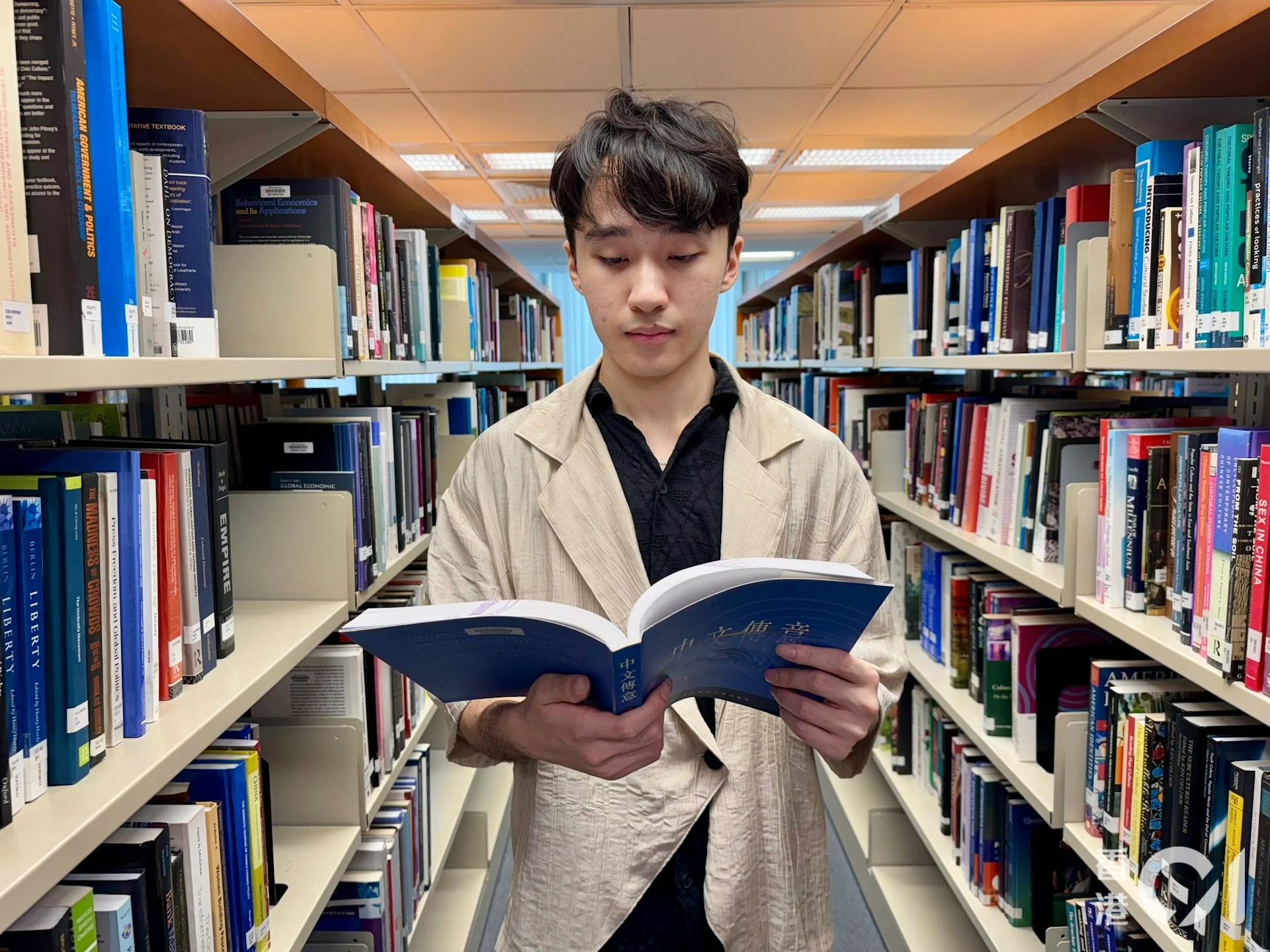 陳彥廷指放棄學士學位而轉讀高級文憑,亦經歷一番掙扎,靠聽張敬軒的《隱形遊樂場》自我鼓勵。(彭彥怡攝) 陳彥廷指放棄學士學位而轉讀高級文憑,亦經歷一番掙扎,靠聽張敬軒的《隱形遊樂場》自我鼓勵。(彭彥怡攝)