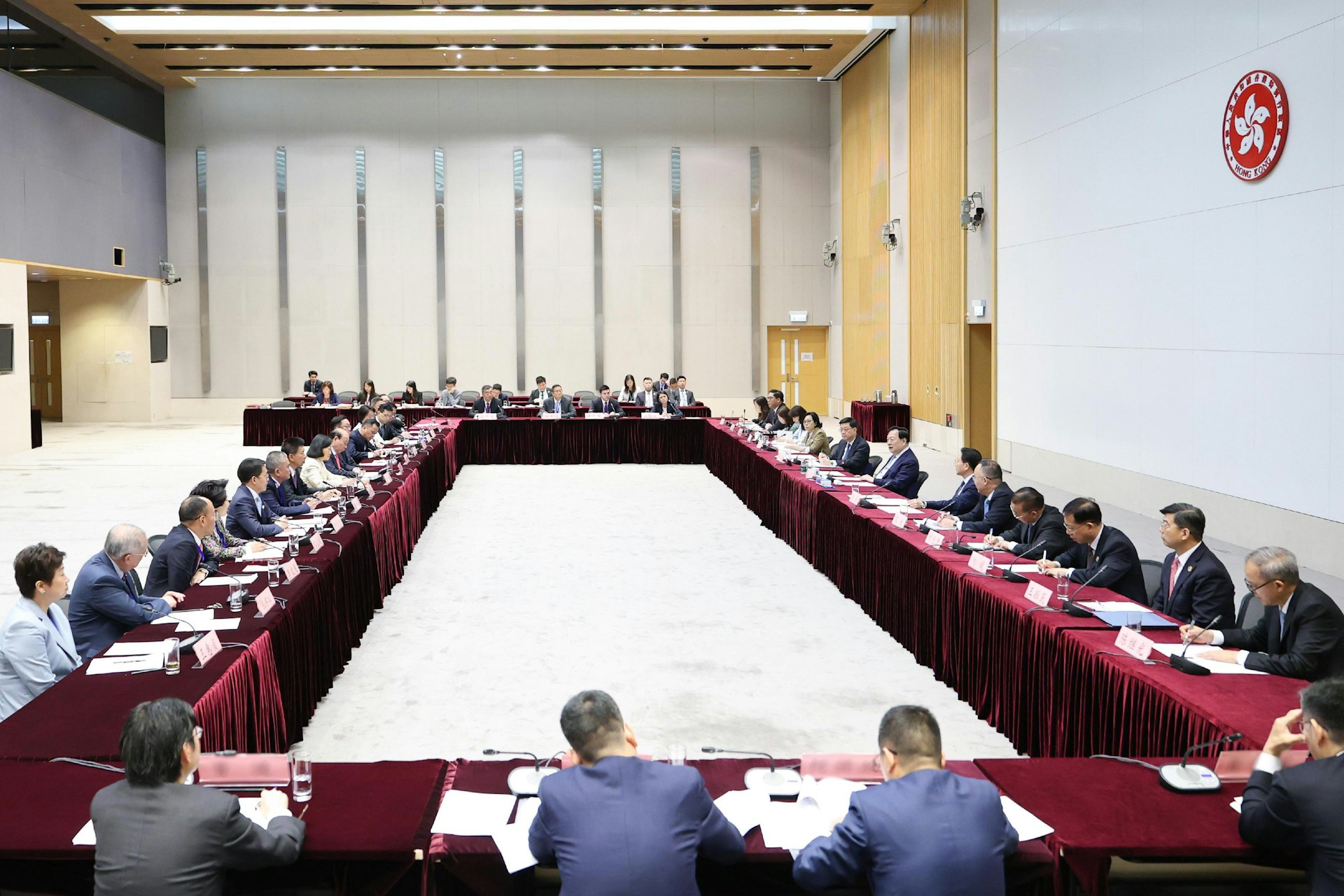 據了解,夏寶龍上周四(6月19日)與本地政團社團代表座談時,自由黨黨魁張宇人全程以廣東話發言;言畢後特首李家超幫他打圓場,稱對方會前已經提交發言稿,「感謝夏主任包容」,惟夏寶龍未予回應。 據了解,夏寶龍上周四(6月19日)與本地政團社團代表座談時,自由黨黨魁張宇人全程以廣東話發言;言畢後特首李家超幫他打圓場,稱對方會前已經提交發言稿,「感謝夏主任包容」,惟夏寶龍未予回應。