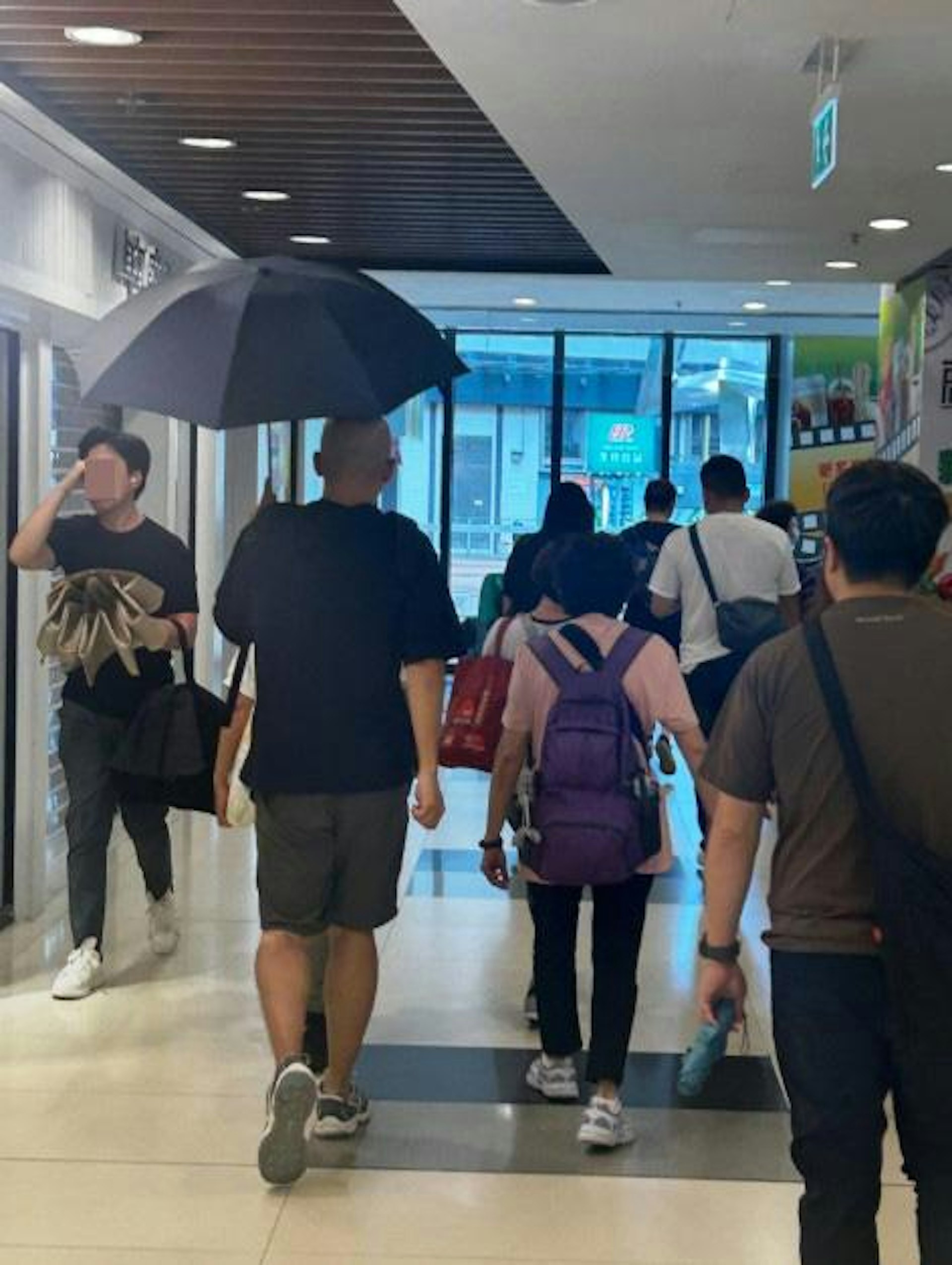 有港男途經商場時,目睹1名光頭男子未有收起雨傘,不滿下貼圖公審對方。(threads圖片) 有港男途經商場時,目睹1名光頭男子未有收起雨傘,不滿下貼圖公審對方。(threads圖片)