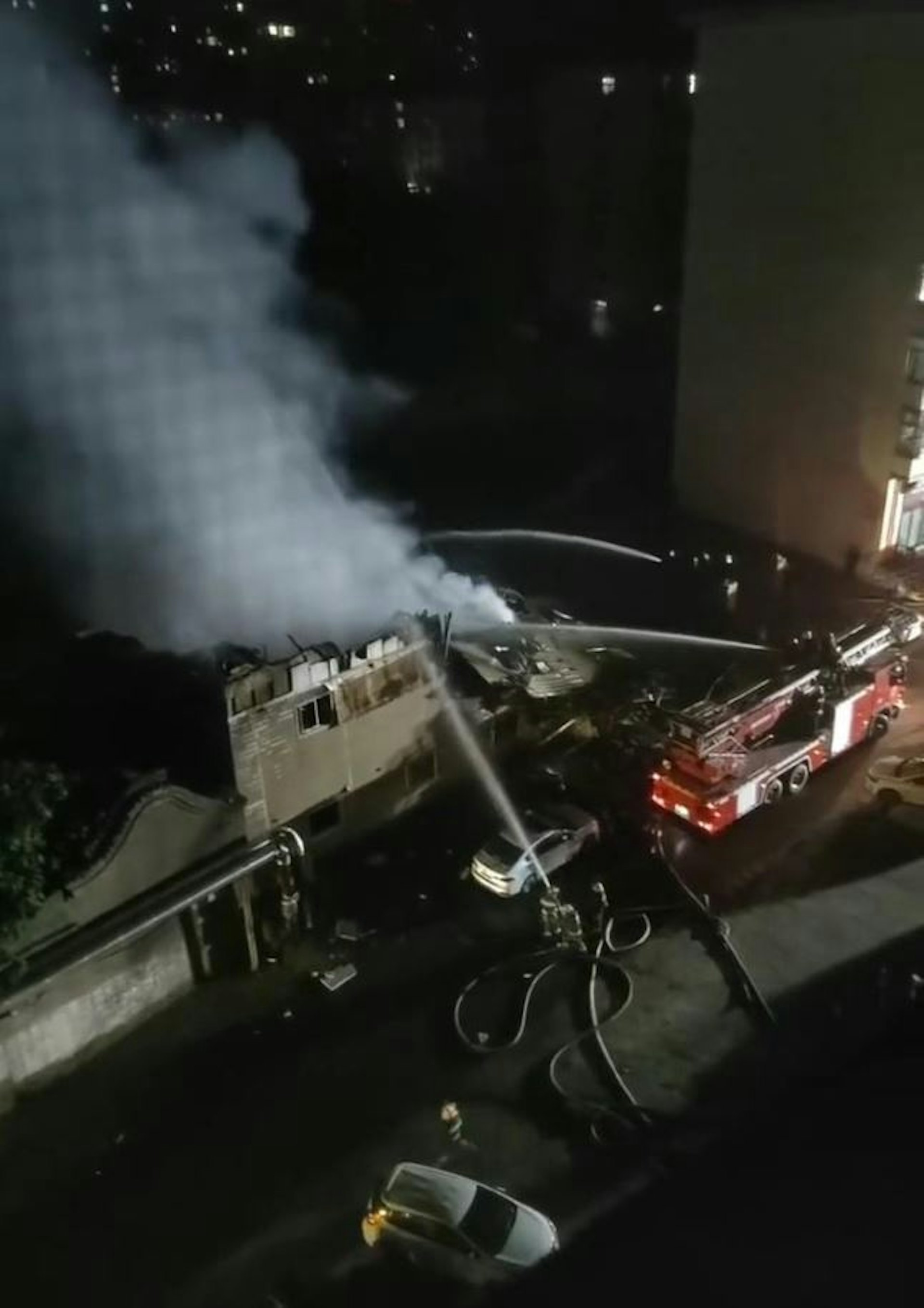 明火在當晚12時30分左右撲滅。(極目新聞) 明火在當晚12時30分左右撲滅。(極目新聞)