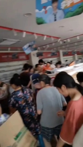 广东怀集洪灾，一家零食店控诉遭遇民众零元购。 （视频截图）