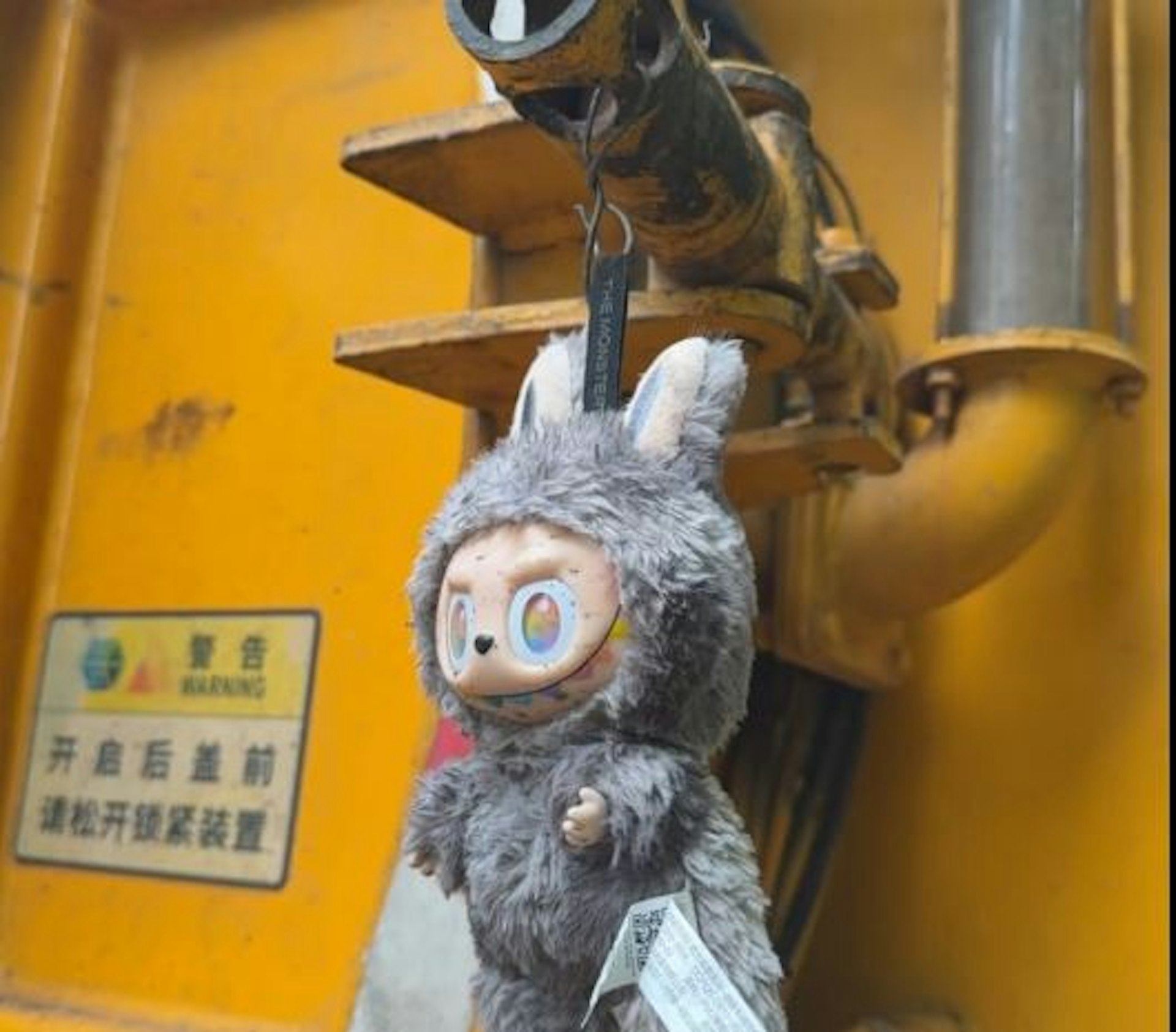 吸糞車車尾掛著一隻灰色Labubu隱藏款。(抖音) 吸糞車車尾掛著一隻灰色Labubu隱藏款。(抖音)