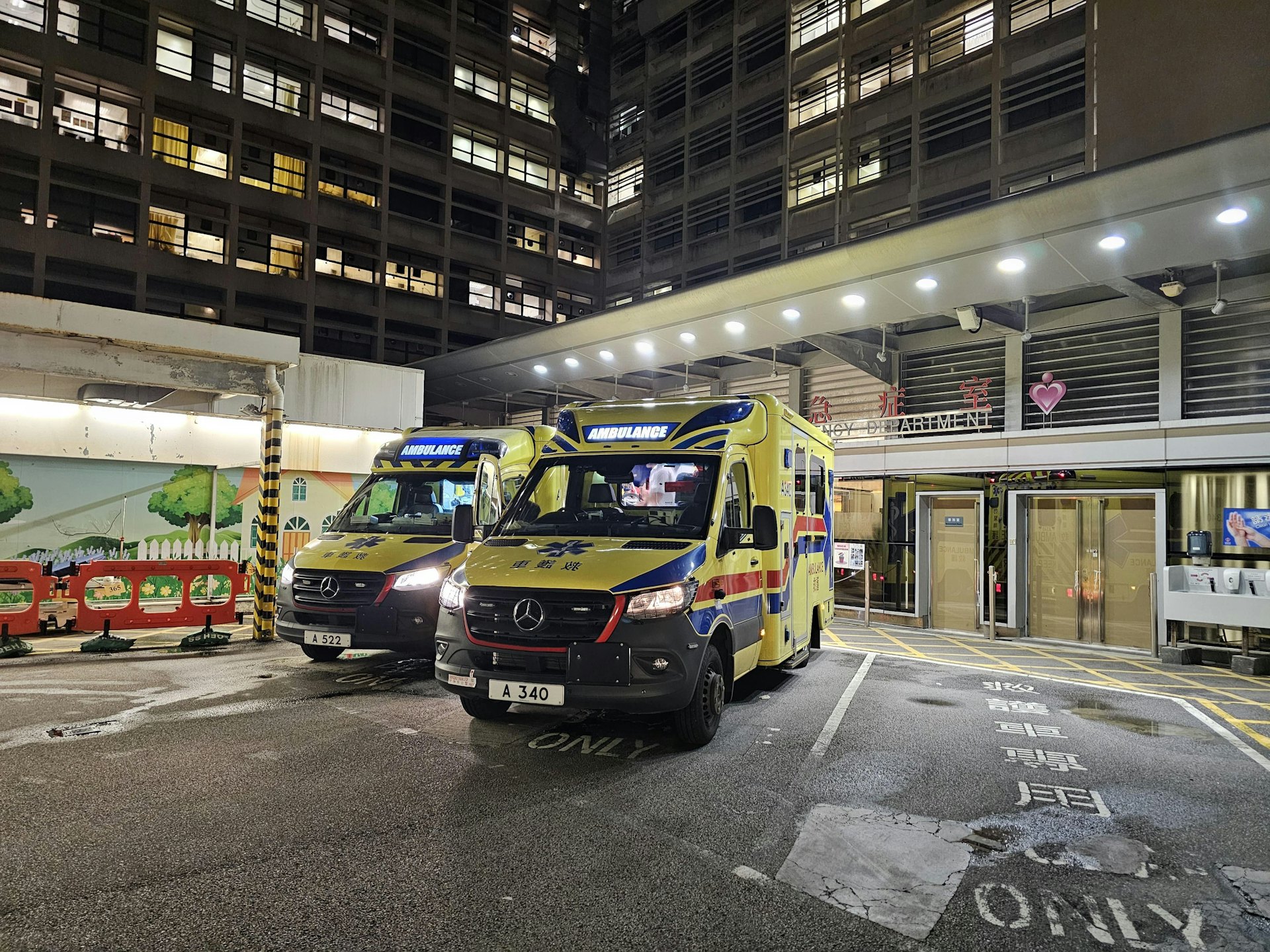遇劫受傷老翁,由救護車送往伊利沙伯醫院治理。(梁偉權攝) 遇劫受傷老翁,由救護車送往伊利沙伯醫院治理。(梁偉權攝)