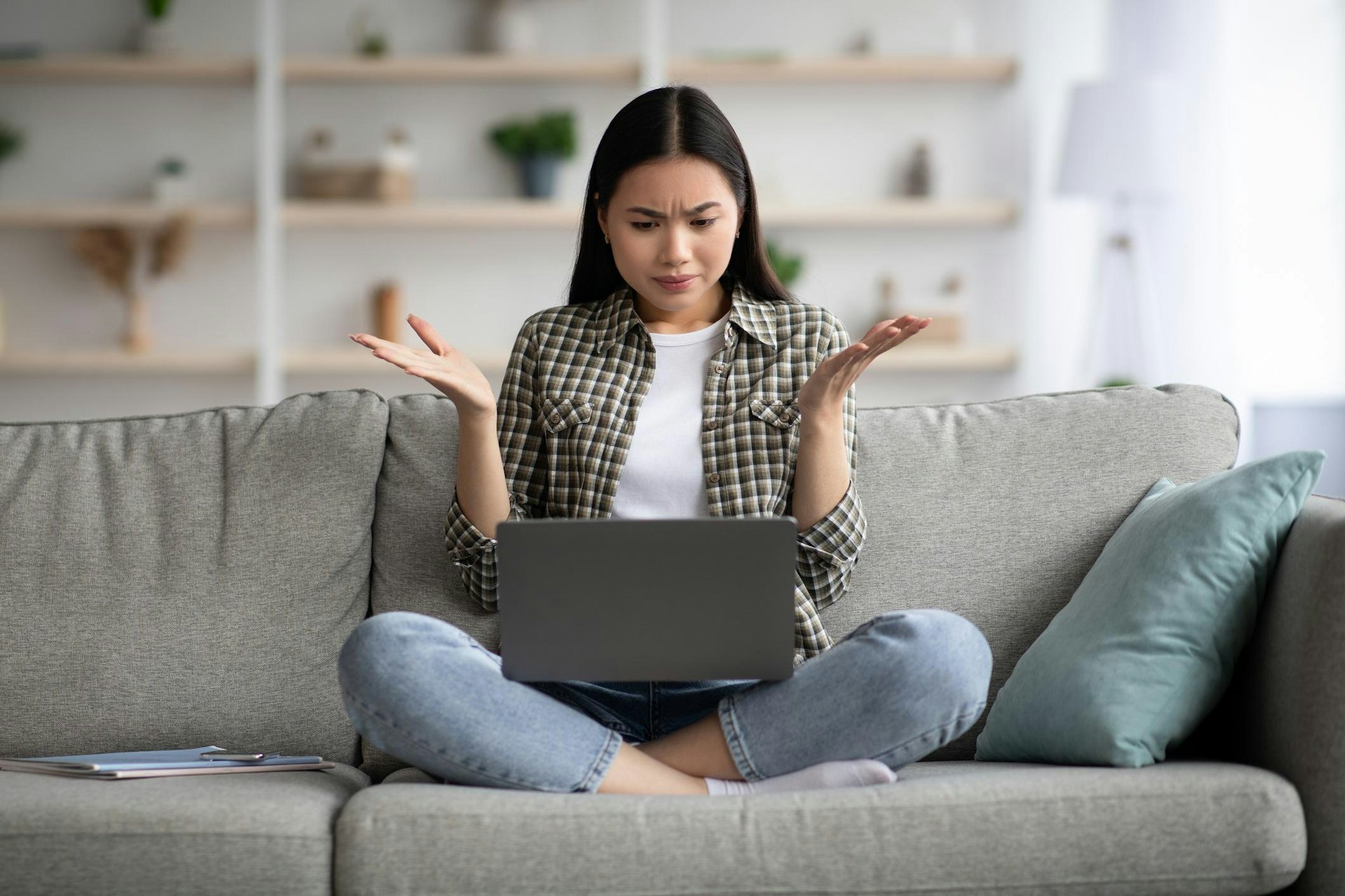 國外1名女生發現前男友出軌分手後竟仍繼續偷用她的Netflix帳戶,「用她的錢」繼續追看未完的劇集。(示意圖,非當事人/ GettyImages) 國外1名女生發現前男友出軌分手後竟仍繼續偷用她的Netflix帳戶,「用她的錢」繼續追看未完的劇集。(示意圖,非當事人/ GettyImages)
