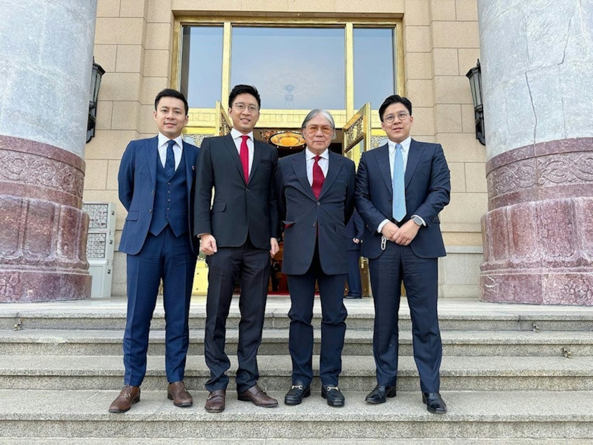 霍家四父子齊聚人民大會堂。(IG@fok_kenneth) 霍家四父子齊聚人民大會堂。(IG@fok_kenneth)