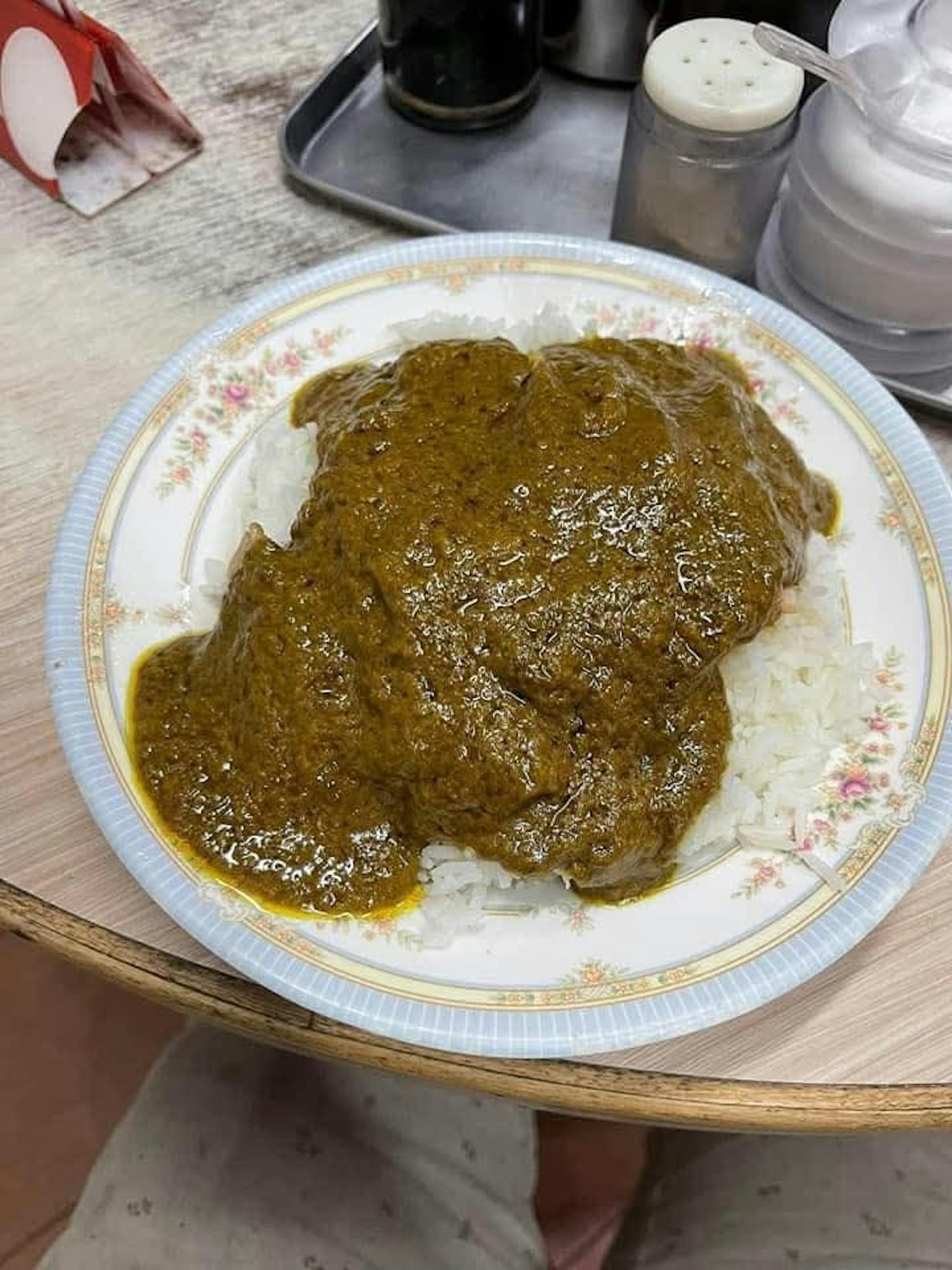 有網民分享於餐廳點叫1碟咖喱飯,其賣相激似排泄物惹熱議。(FB「香港茶餐廳及美食關注組」圖片) 有網民分享於餐廳點叫1碟咖喱飯,其賣相激似排泄物惹熱議。(FB「香港茶餐廳及美食關注組」圖片)