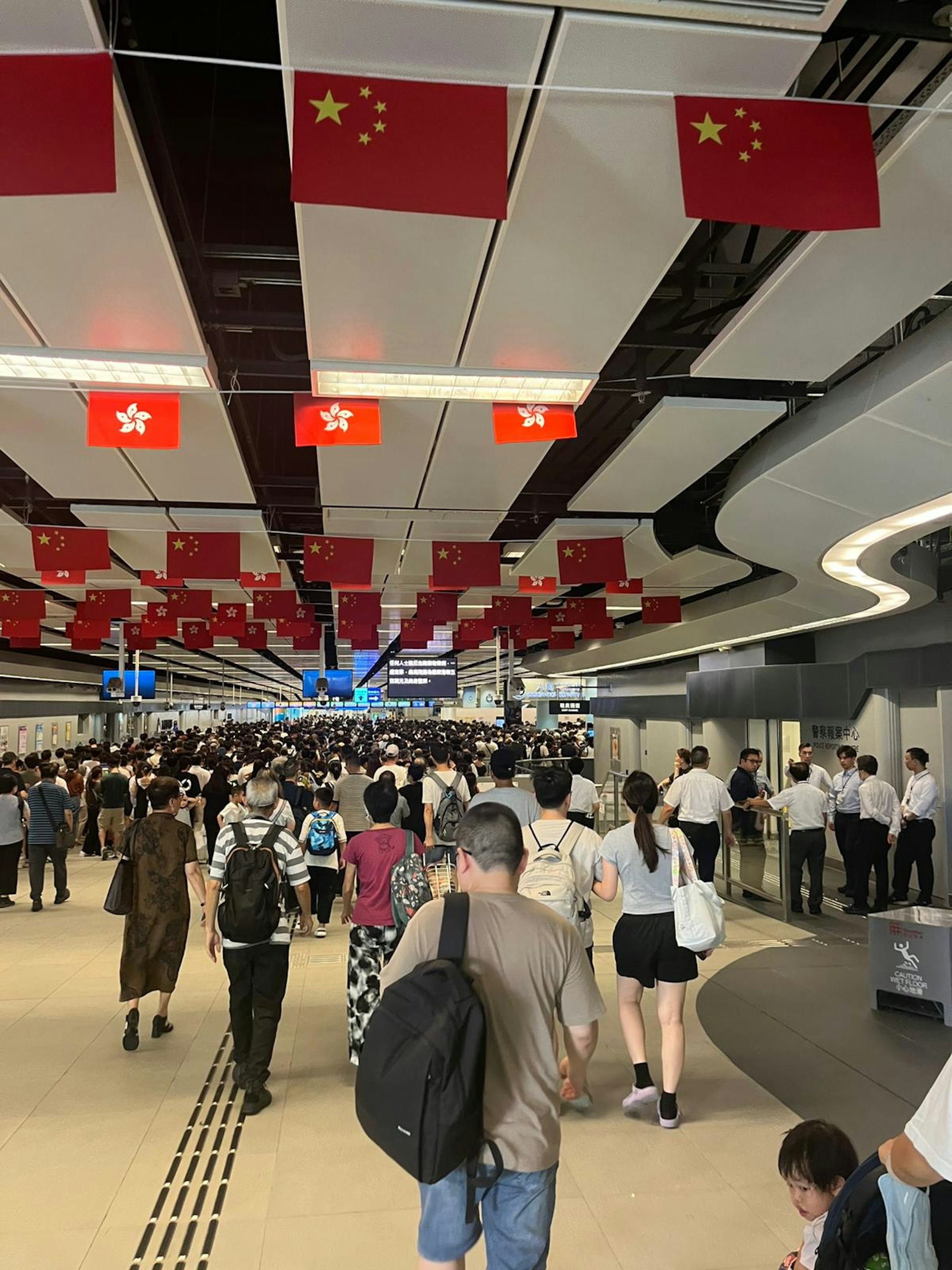 有讀者報稱,平時在蓮塘口岸過關只須半小時便可離境,但今周六(21日)足足排近1.5小時才能辦理過關手續。(讀者提供)