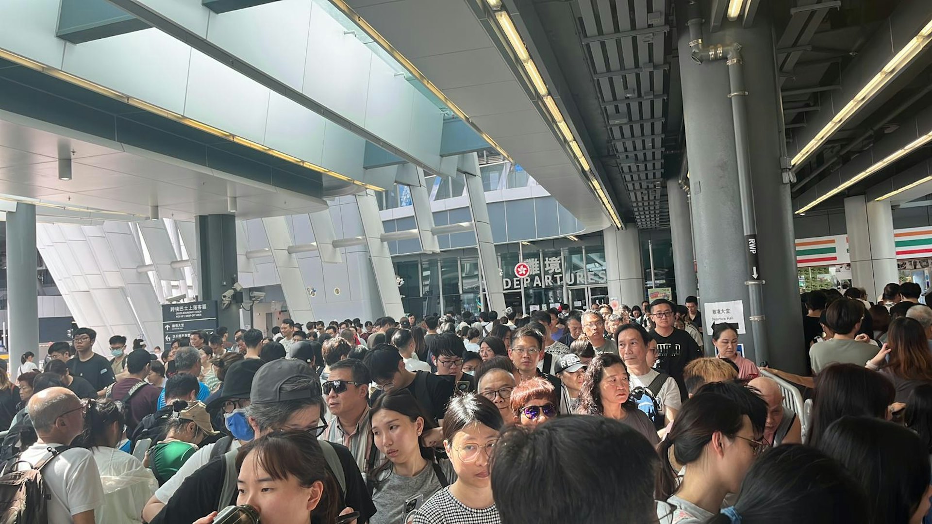 有讀者報料表示如常北上過關,平時只須半小時便可離境,但周六(21日)足足排近1.5小時。(讀者提供)