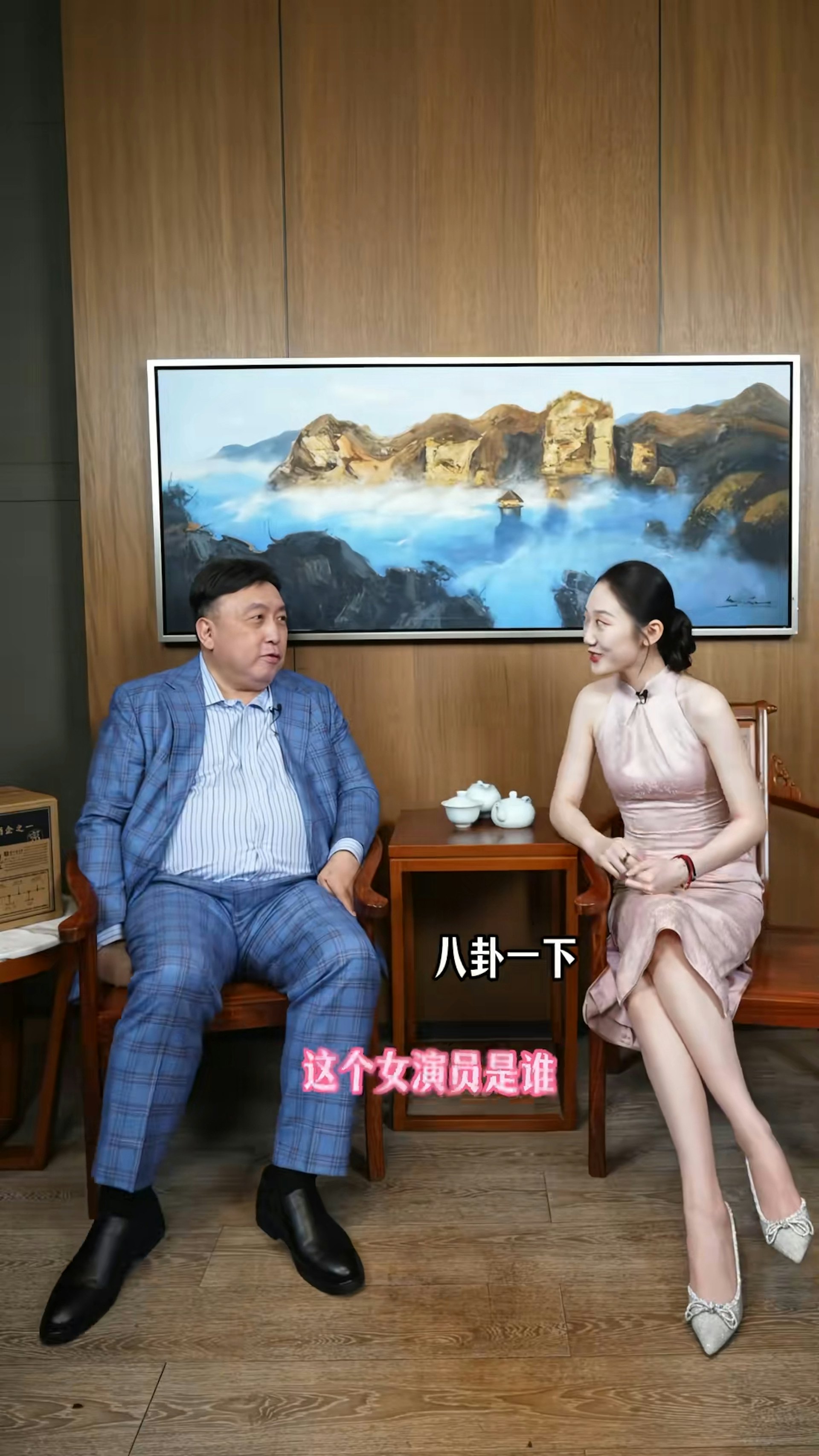 王晶大爆片場女星主動埋身秘聞,拍檔主持李雨霏都想知道係邊個。(抖音@小弟王晶)
