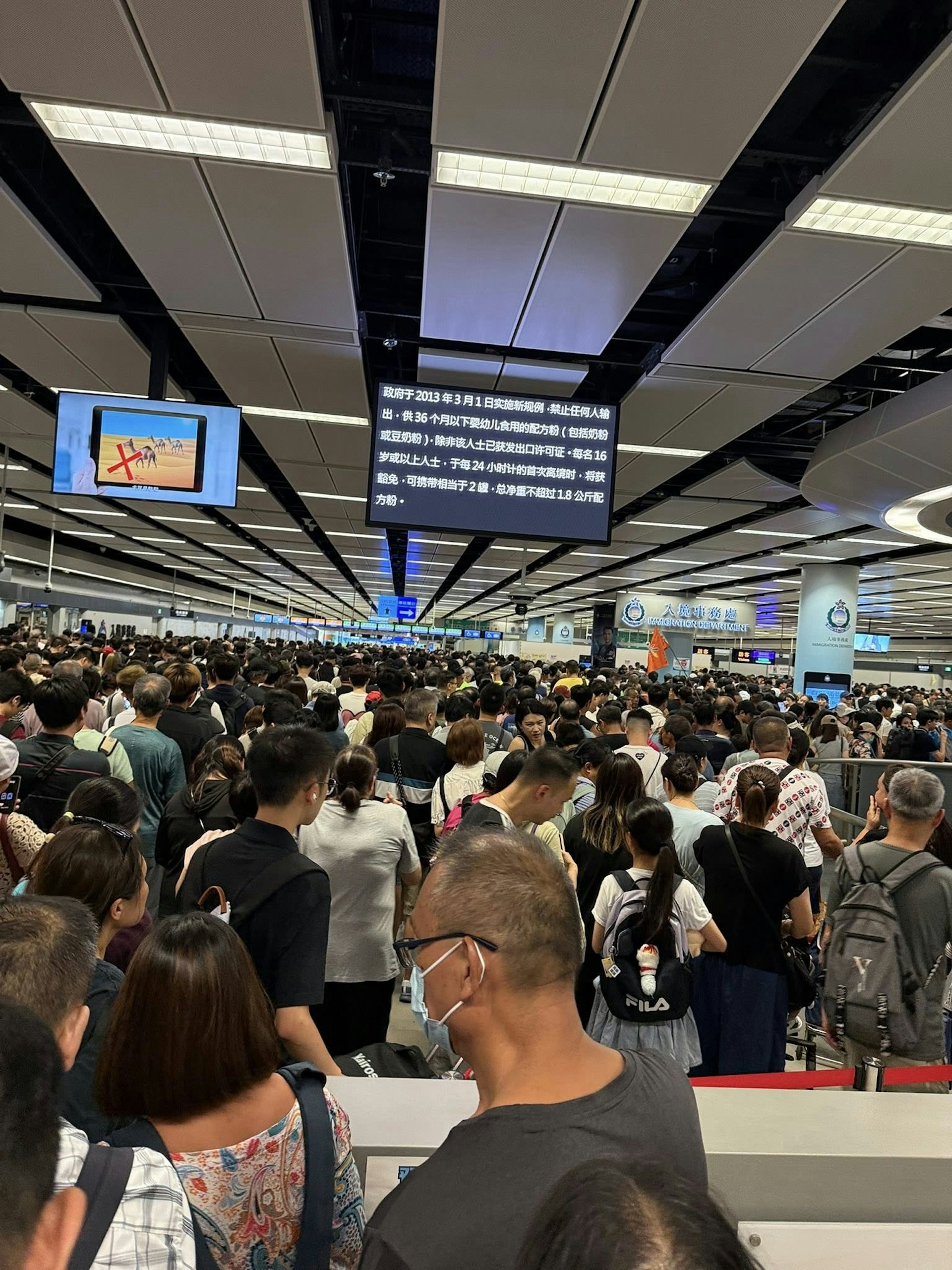 港人北上熱潮未減,其中港人往返內地熱點的蓮塘香園圍口岸今日(21日)下午又逼爆,入境處離境大堂一度大排長龍。(Facebook「深圳大灣區吃喝玩樂情報站」 )